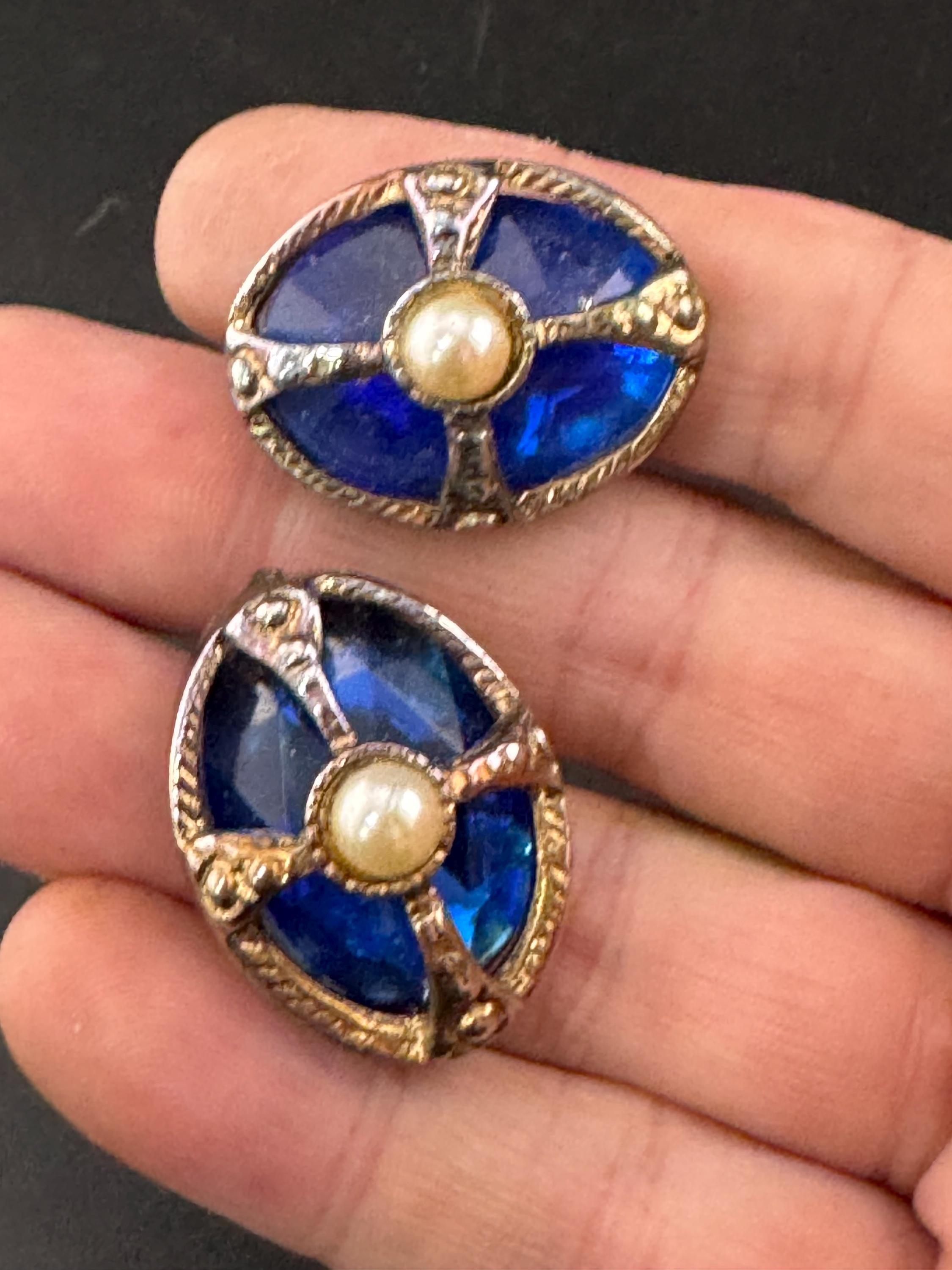 Vintage fabulous 3cm oval 1980s gold tone Blue enamel & faux Pearl pair of medieval style stud earrings for pierced ears