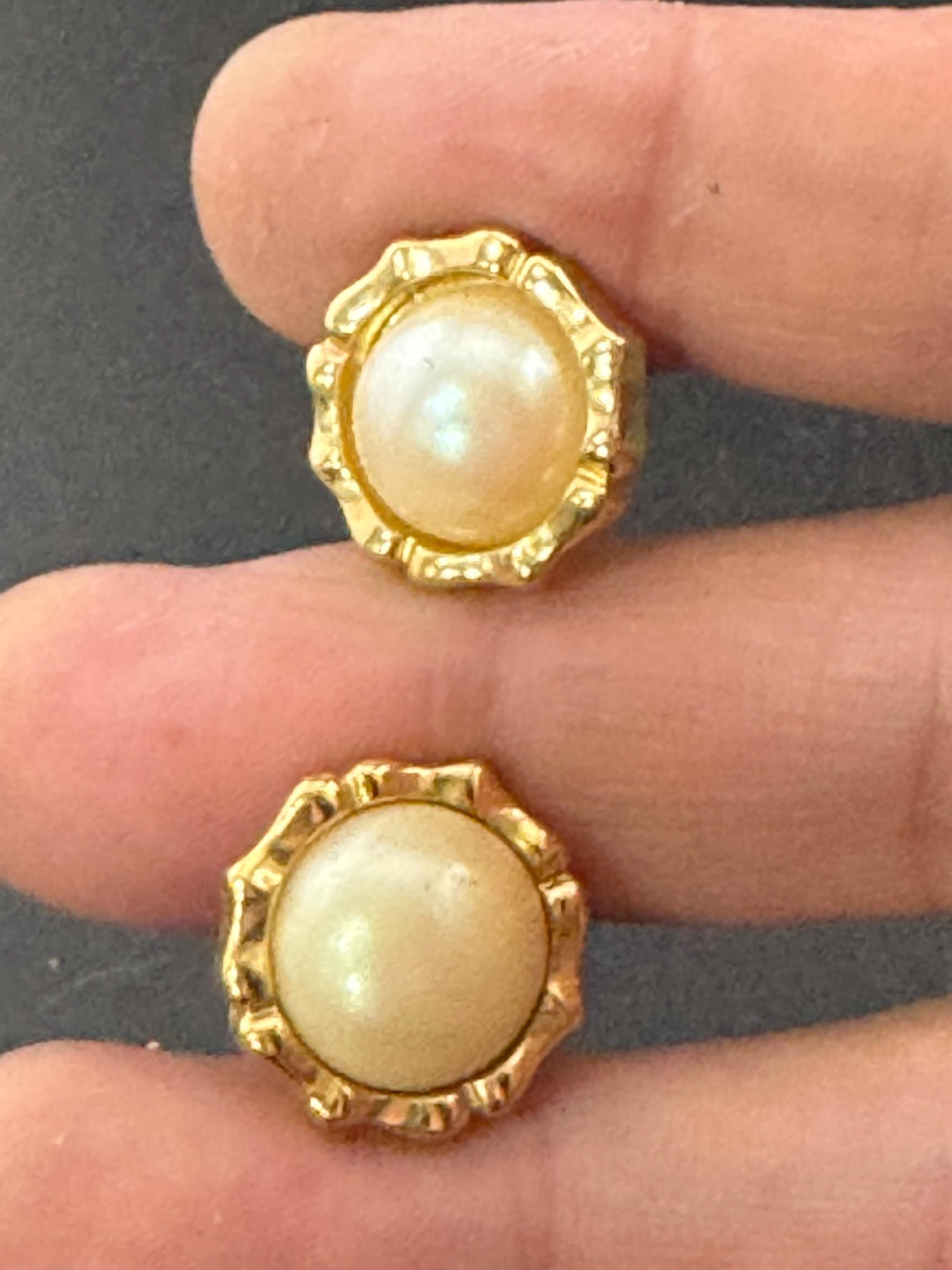 Signed BG bergdorf Goodman Vintage gold tone surround with modernist white faux pearl cabochon 1.5cm stud earrings for pierced ears