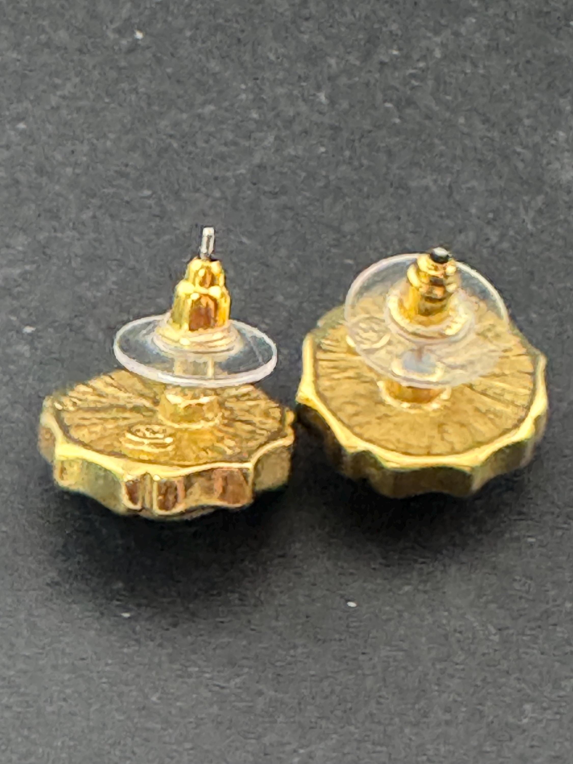 Signed BG bergdorf Goodman Vintage gold tone surround with modernist white faux pearl cabochon 1.5cm stud earrings for pierced ears