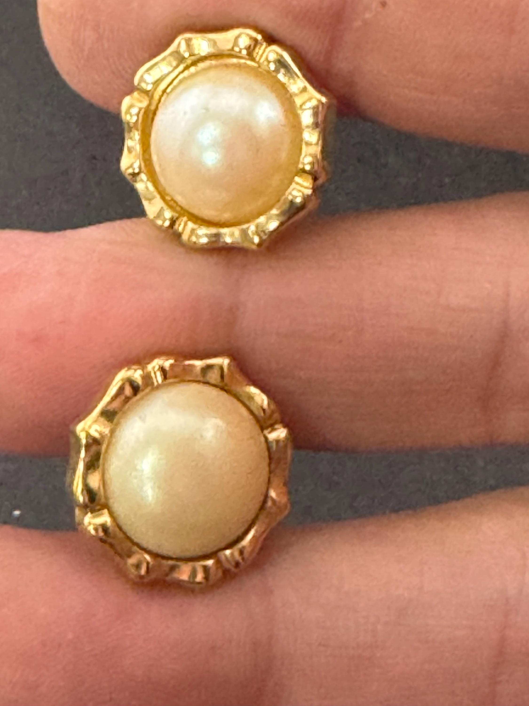 Signed BG bergdorf Goodman Vintage gold tone surround with modernist white faux pearl cabochon 1.5cm stud earrings for pierced ears