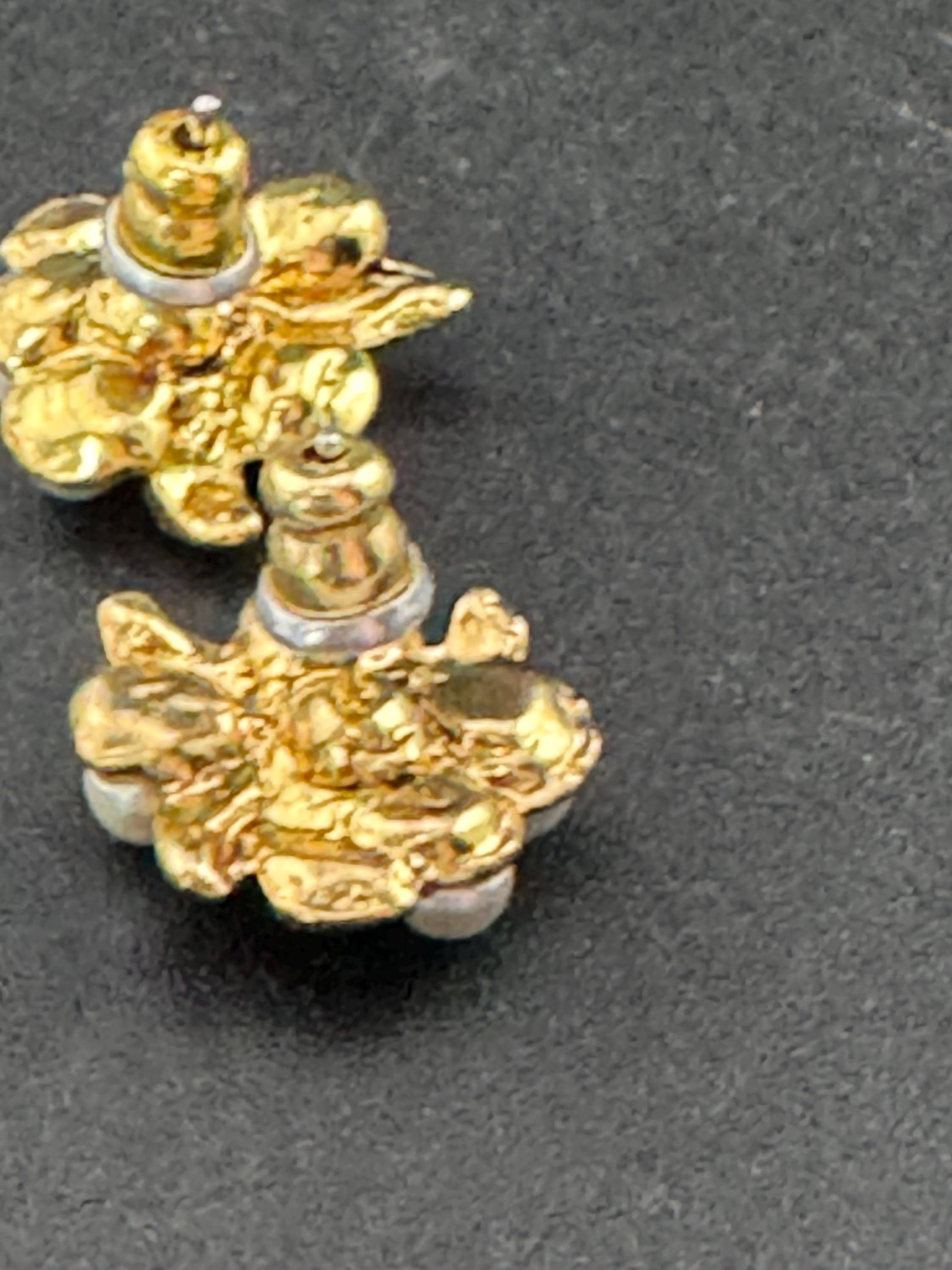 Vintage dainty gold tone white faux pearl cluster 1.5cm stud earrings for pierced ears