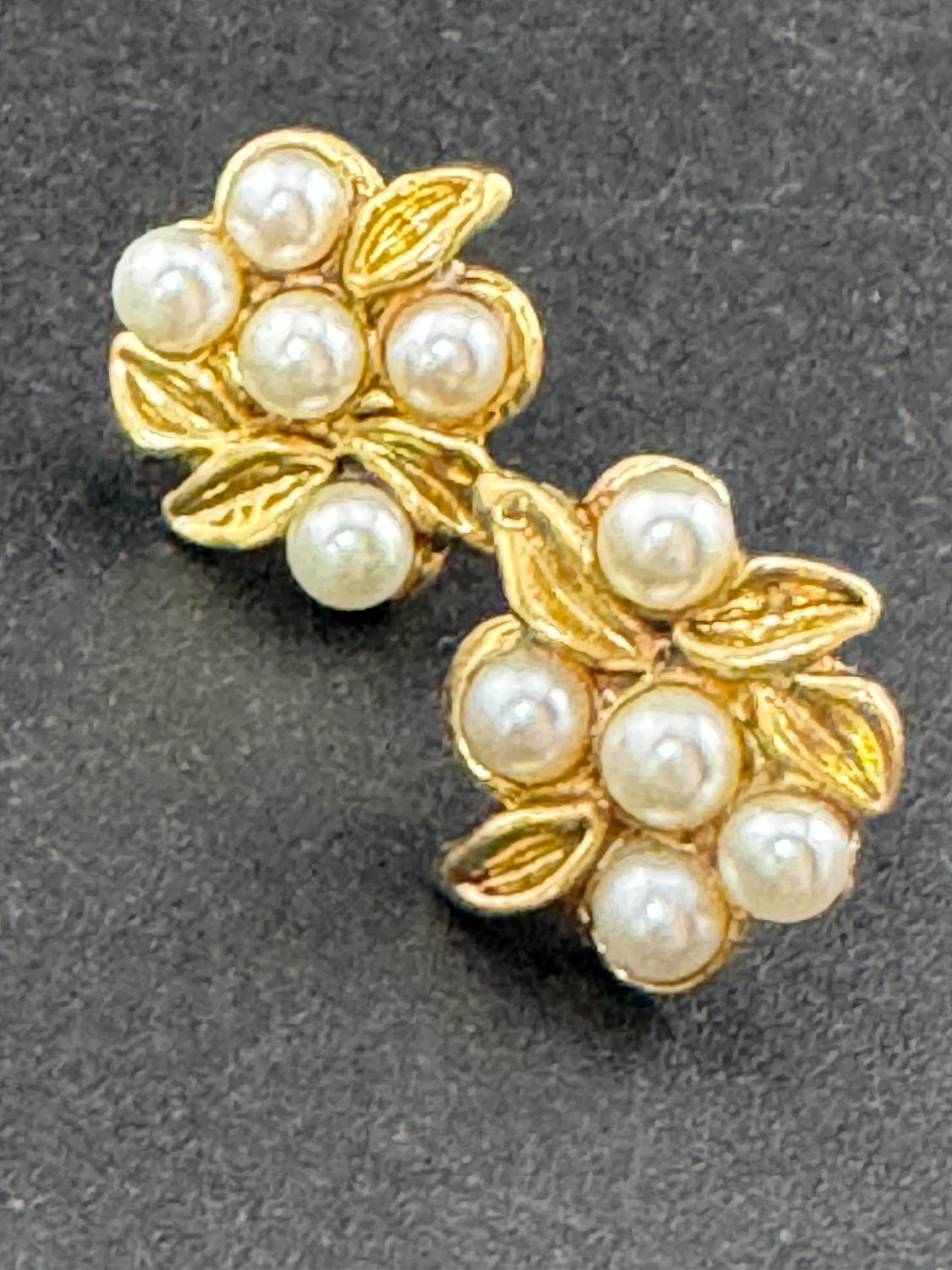 Vintage dainty gold tone white faux pearl cluster 1.5cm stud earrings for pierced ears