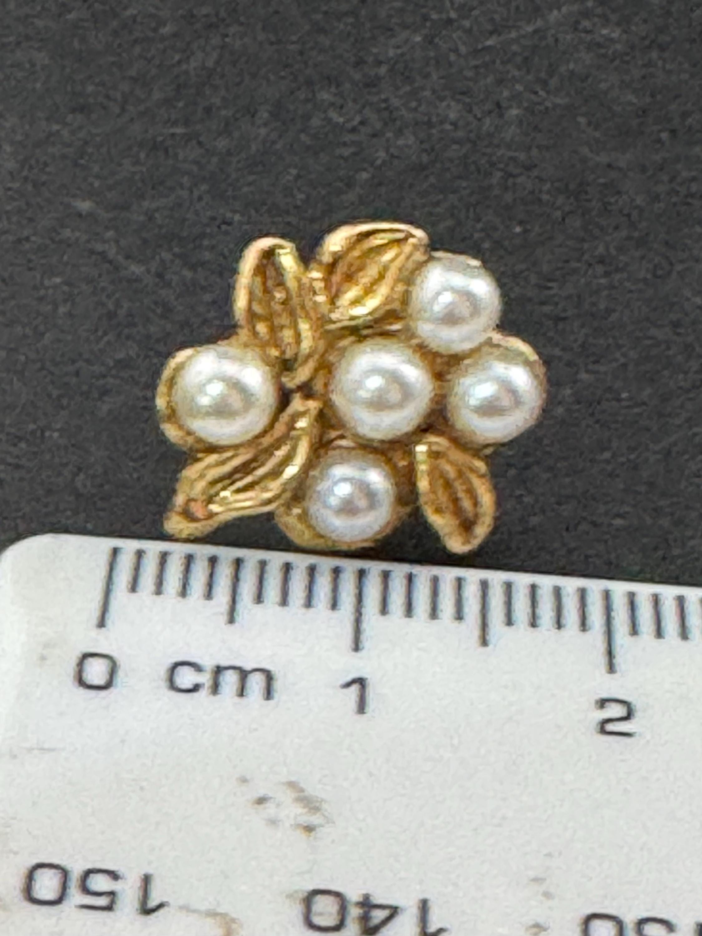 Vintage dainty gold tone white faux pearl cluster 1.5cm stud earrings for pierced ears