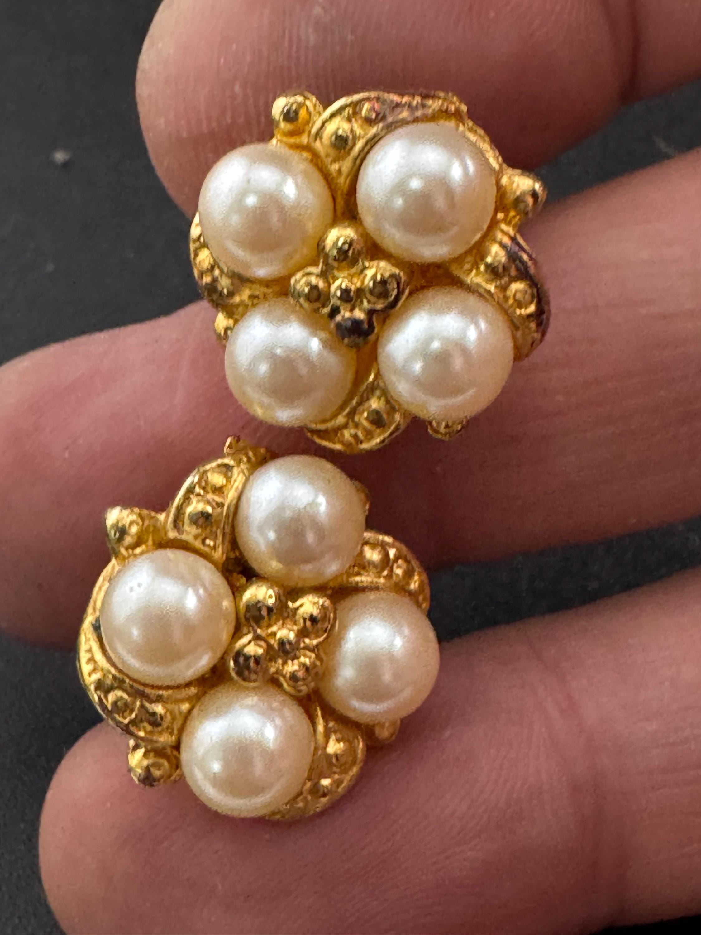 Vintage dainty gold tone white faux pearl cluster 1.5cm stud earrings for pierced ears