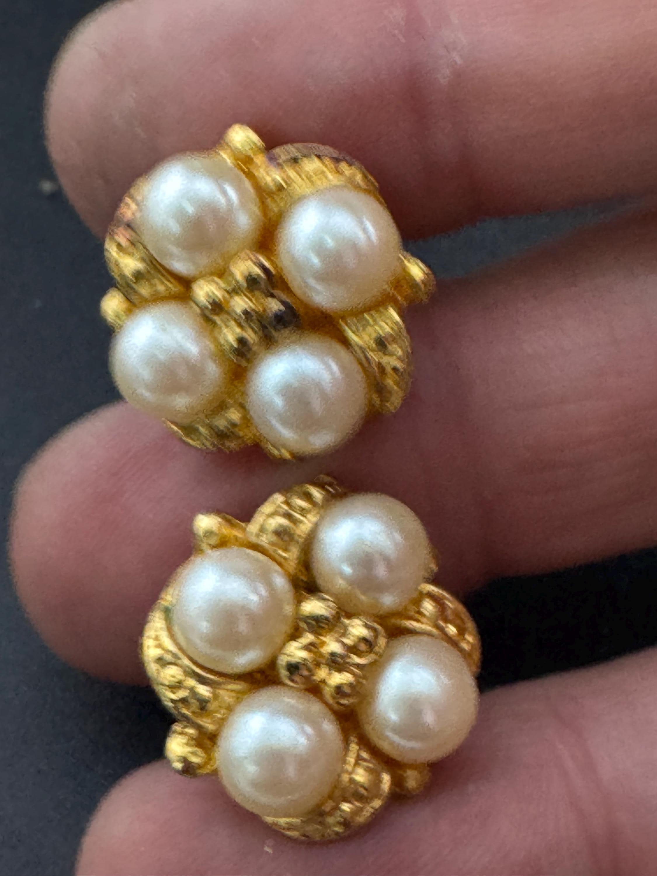 Vintage dainty gold tone white faux pearl cluster 1.5cm stud earrings for pierced ears