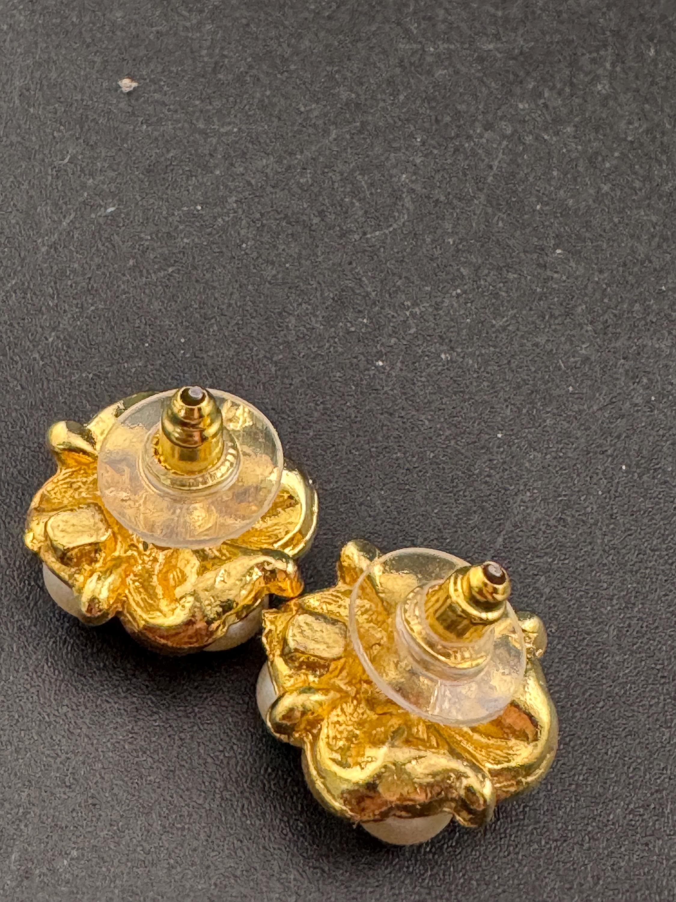 Vintage dainty gold tone white faux pearl cluster 1.5cm stud earrings for pierced ears