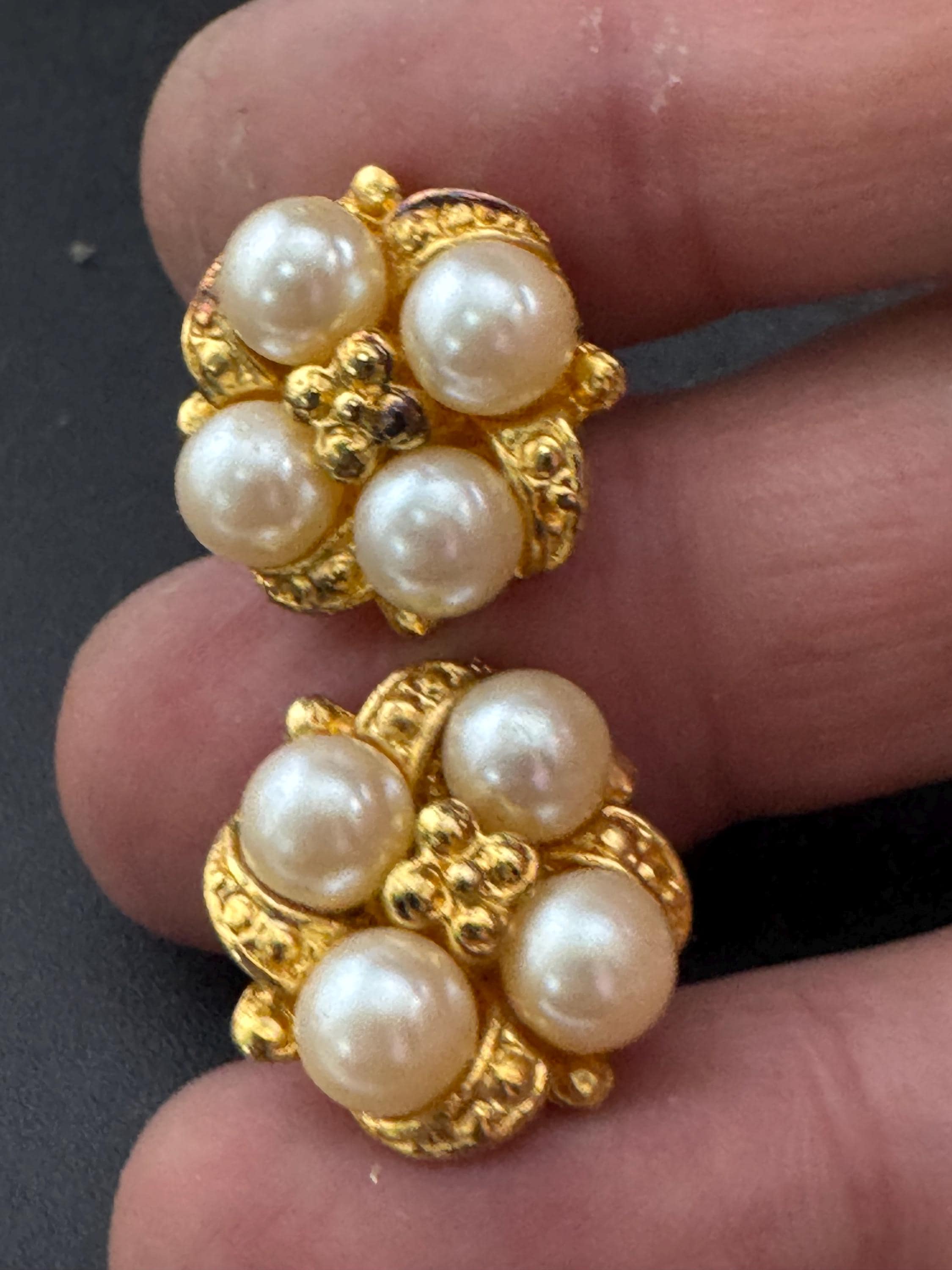 Vintage dainty gold tone white faux pearl cluster 1.5cm stud earrings for pierced ears