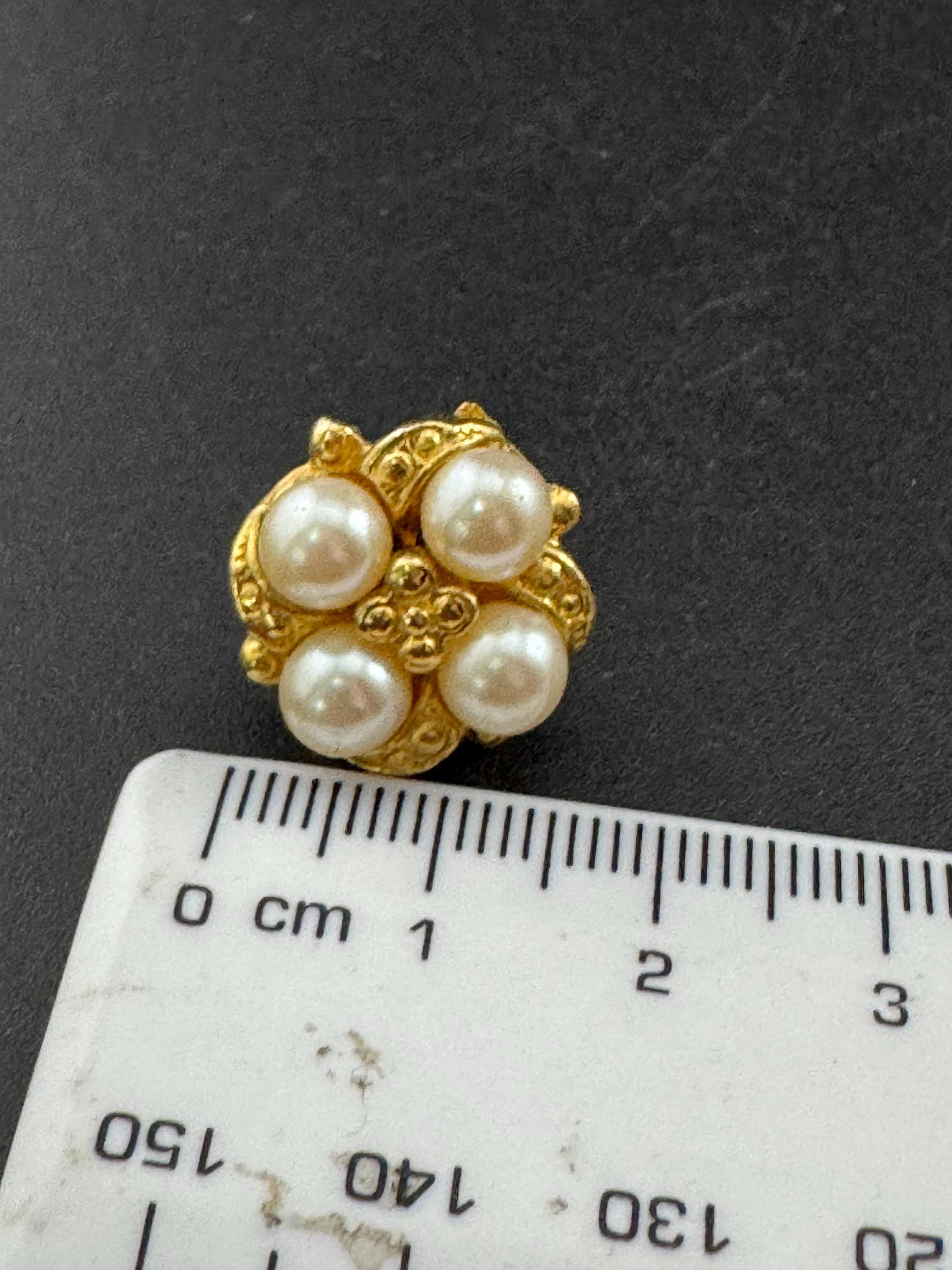 Vintage dainty gold tone white faux pearl cluster 1.5cm stud earrings for pierced ears