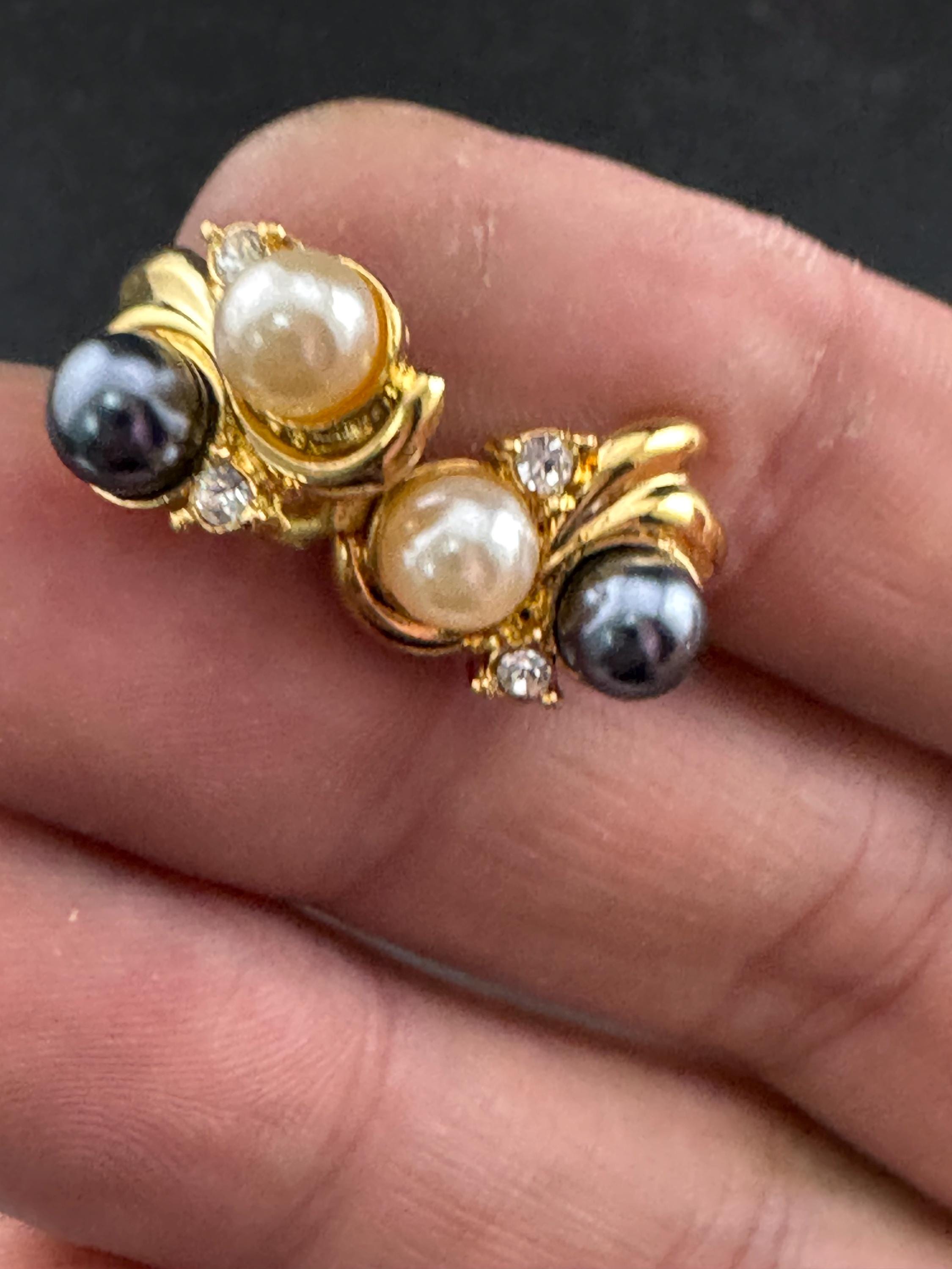 Vintage dainty gold tone grey and white faux pearl diamanté 1.75cm stud earrings for pierced ears