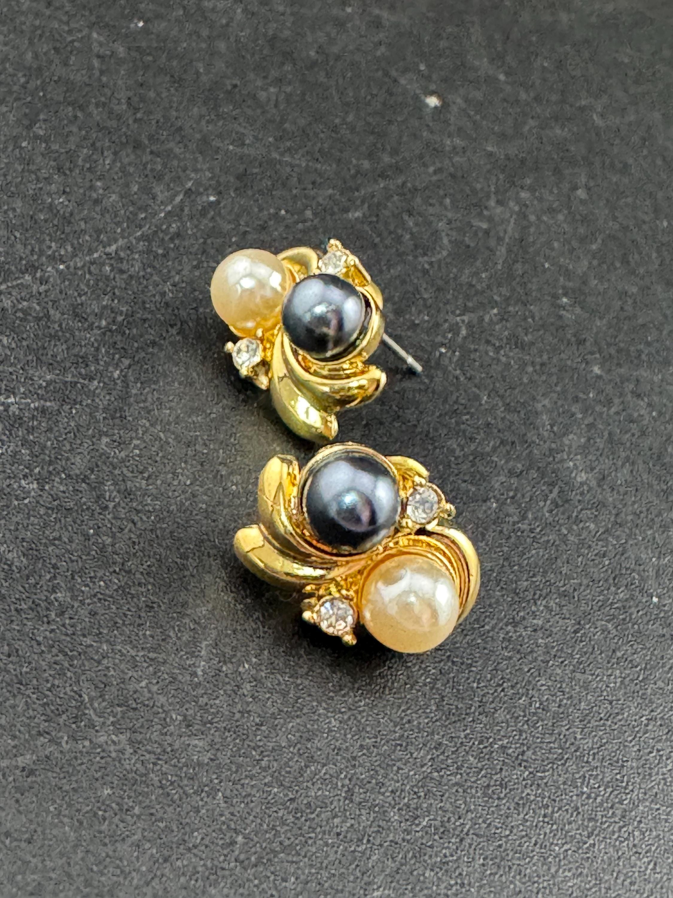 Vintage dainty gold tone grey and white faux pearl diamanté 1.75cm stud earrings for pierced ears