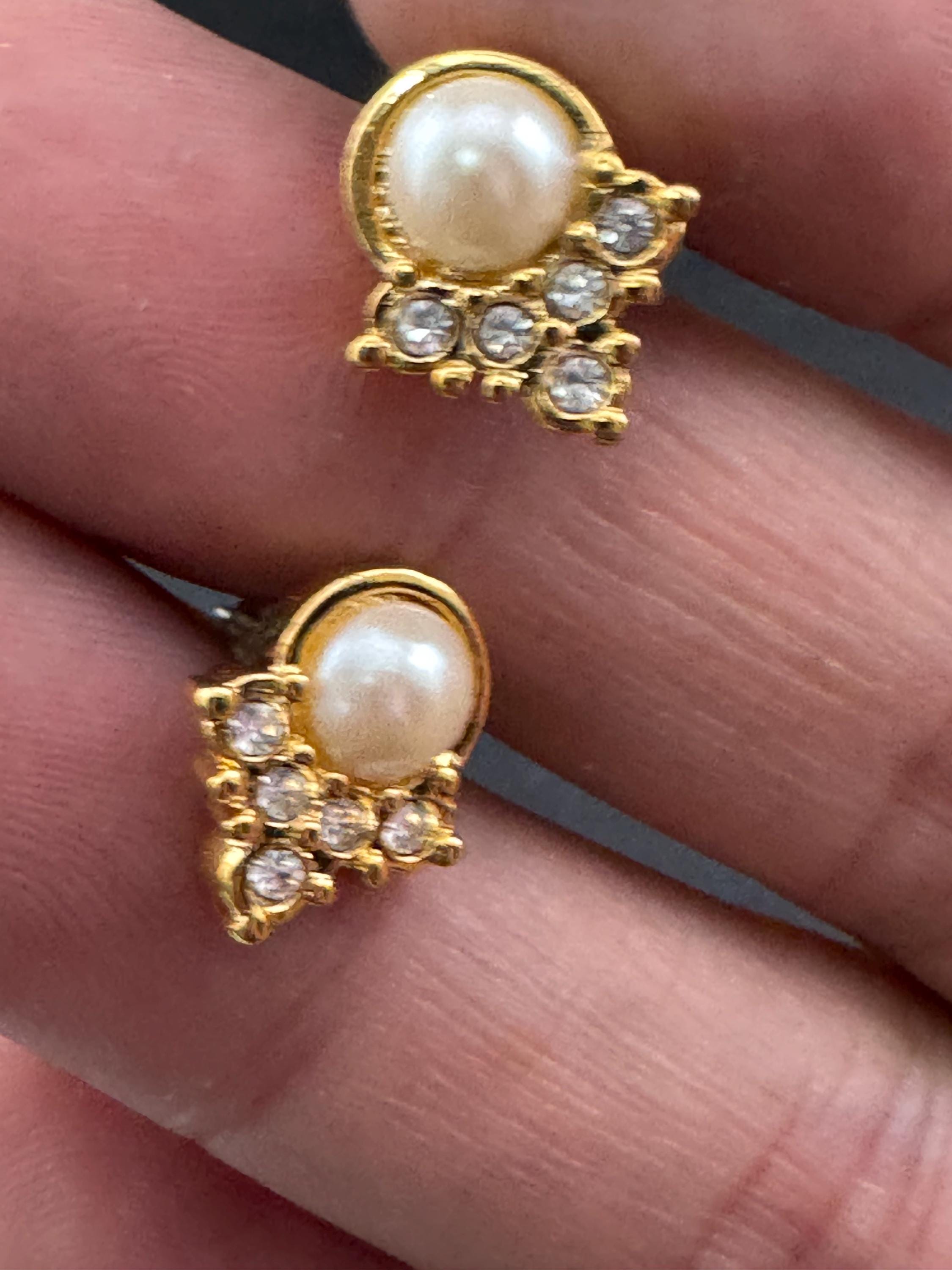 Vintage small dainty gold tone modernist white faux pearl cabochon and small diamanté crystal 1cm stud earrings for pierced ears