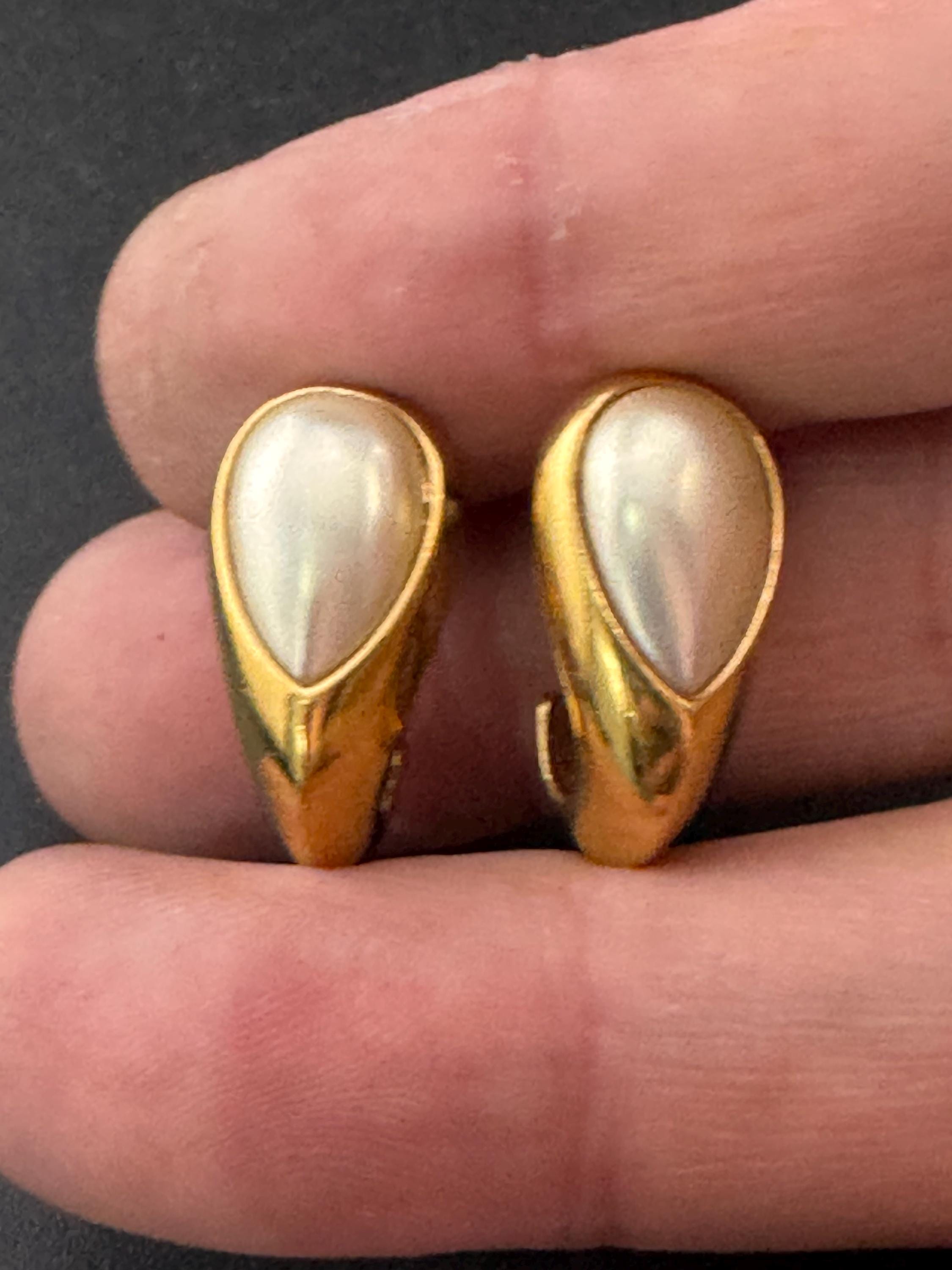 Vintage small dainty gold tone surround with modernist white faux pearl oval cabochon 1.75cm stud earrings for pierced ears