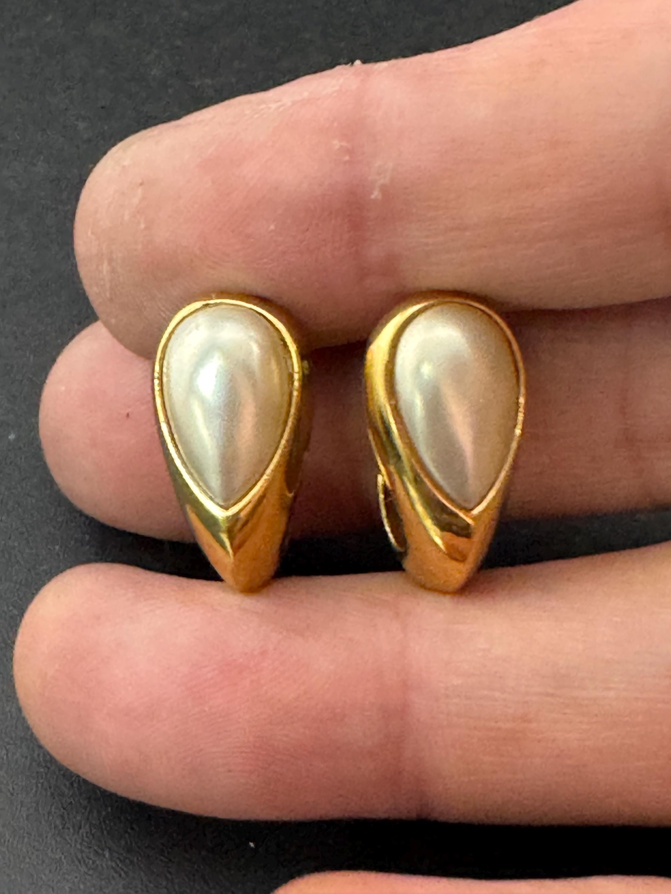 Vintage small dainty gold tone surround with modernist white faux pearl oval cabochon 1.75cm stud earrings for pierced ears