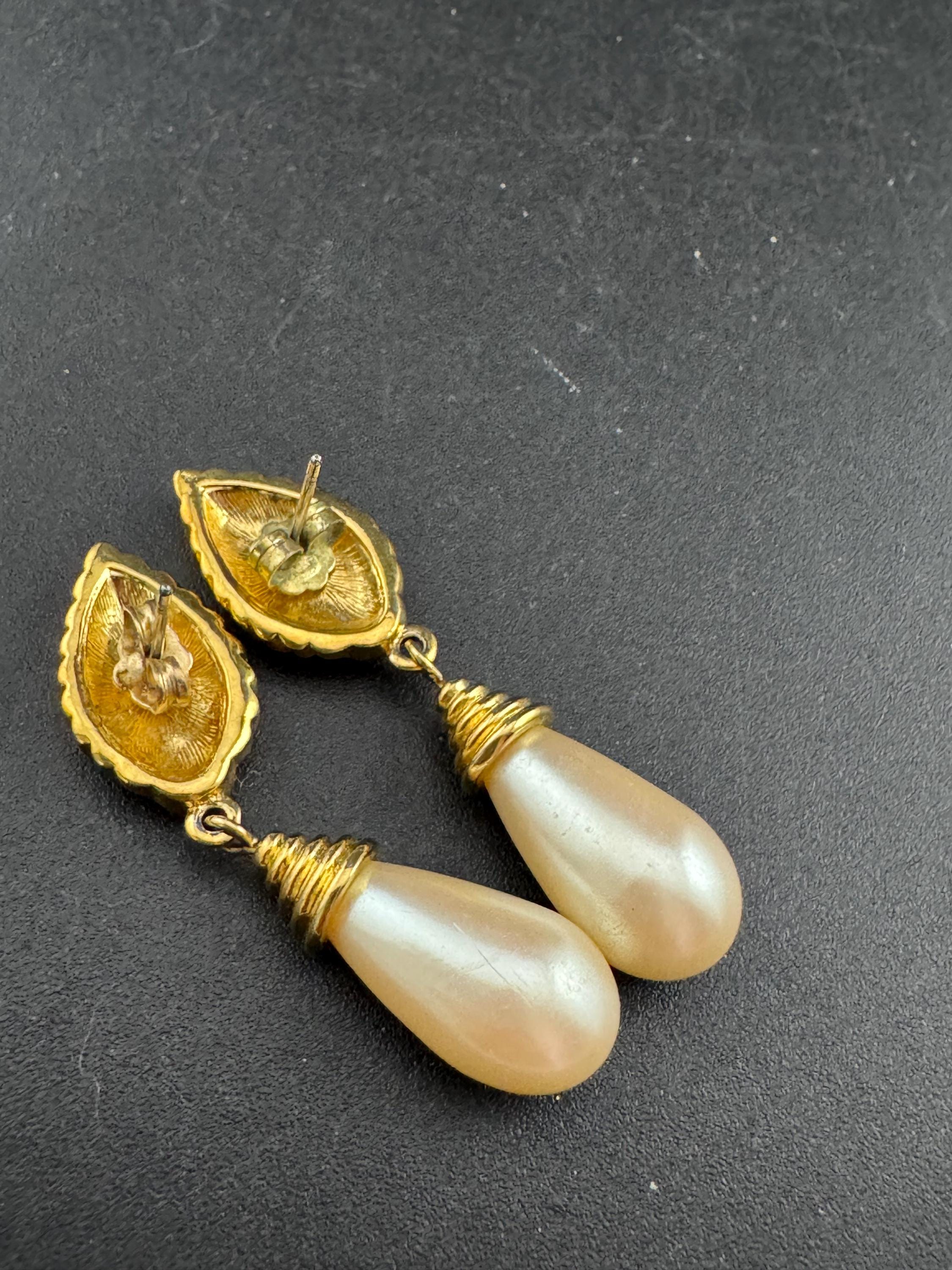 Vintage Gold Tone Pearl Teardrop Dangle Earrings: Diamanté Crystal