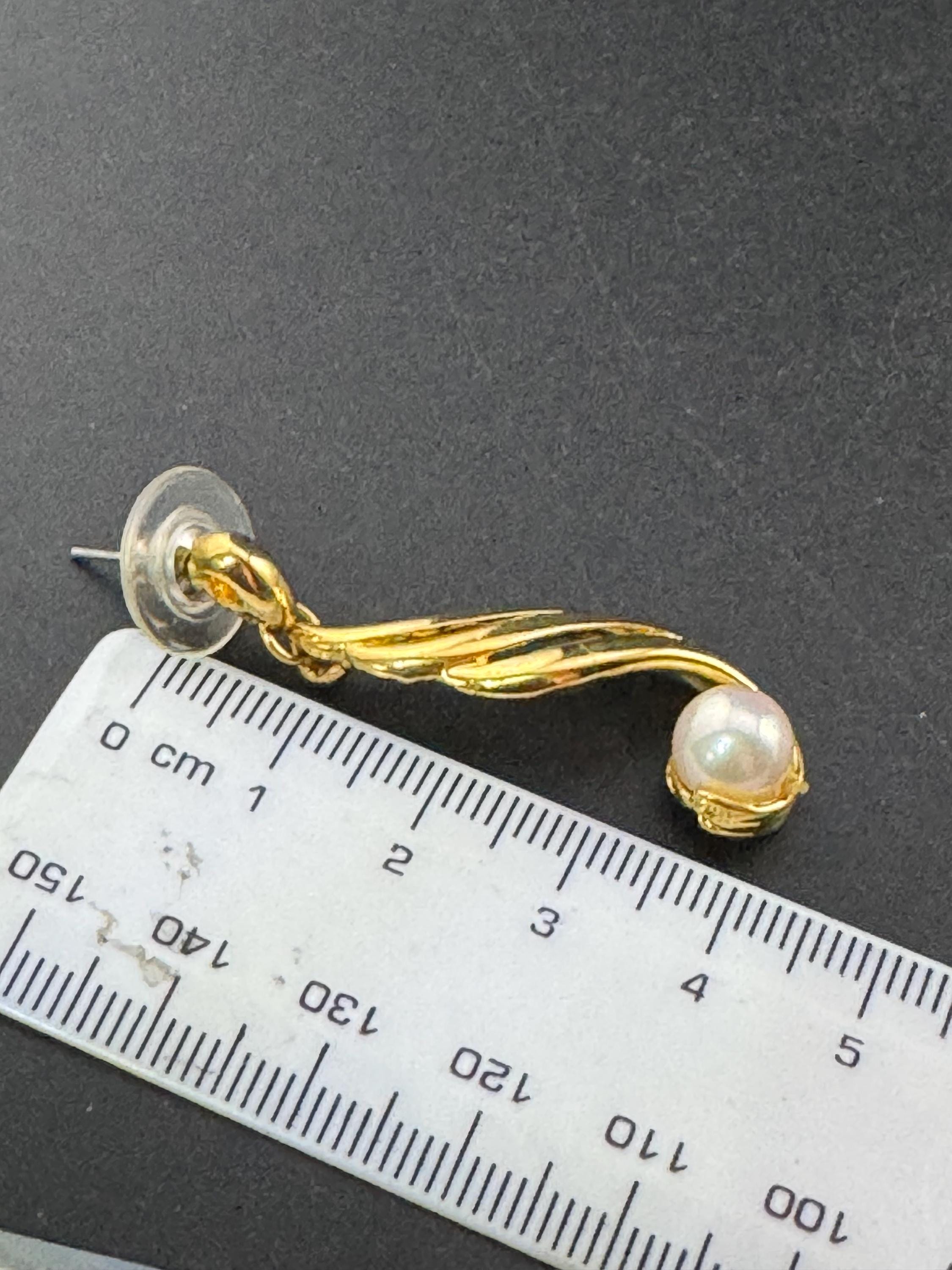 Vintage 5cm long gold tone white pearl cabochon 80s dangly drop earrings for pierced ears