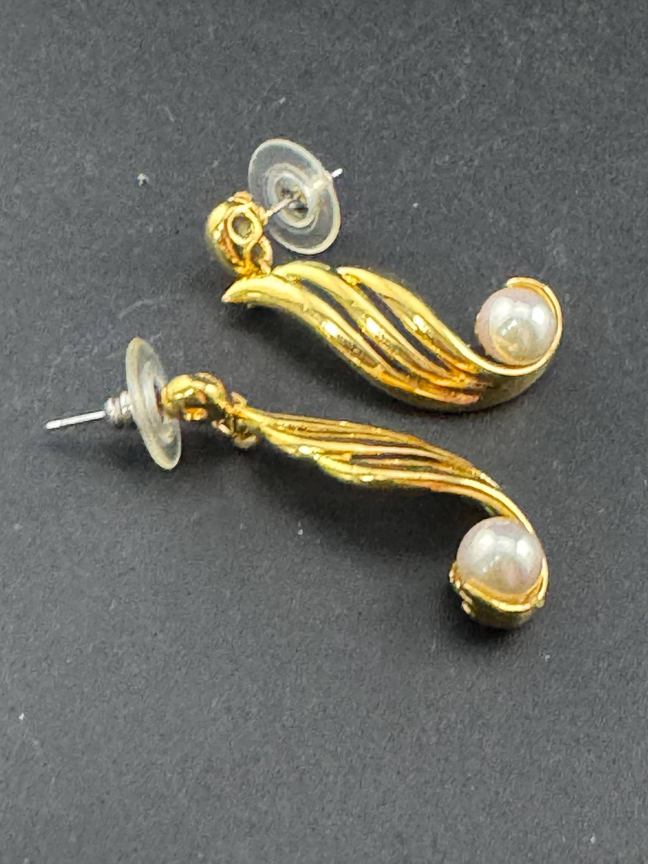 Vintage 5cm long gold tone white pearl cabochon 80s dangly drop earrings for pierced ears