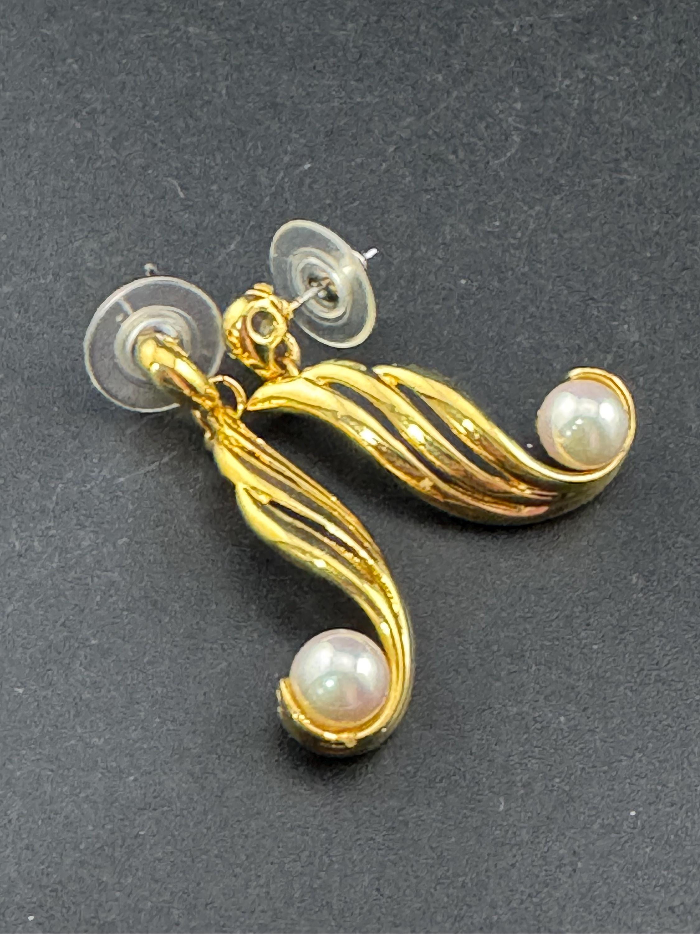 Vintage 5cm long gold tone white pearl cabochon 80s dangly drop earrings for pierced ears