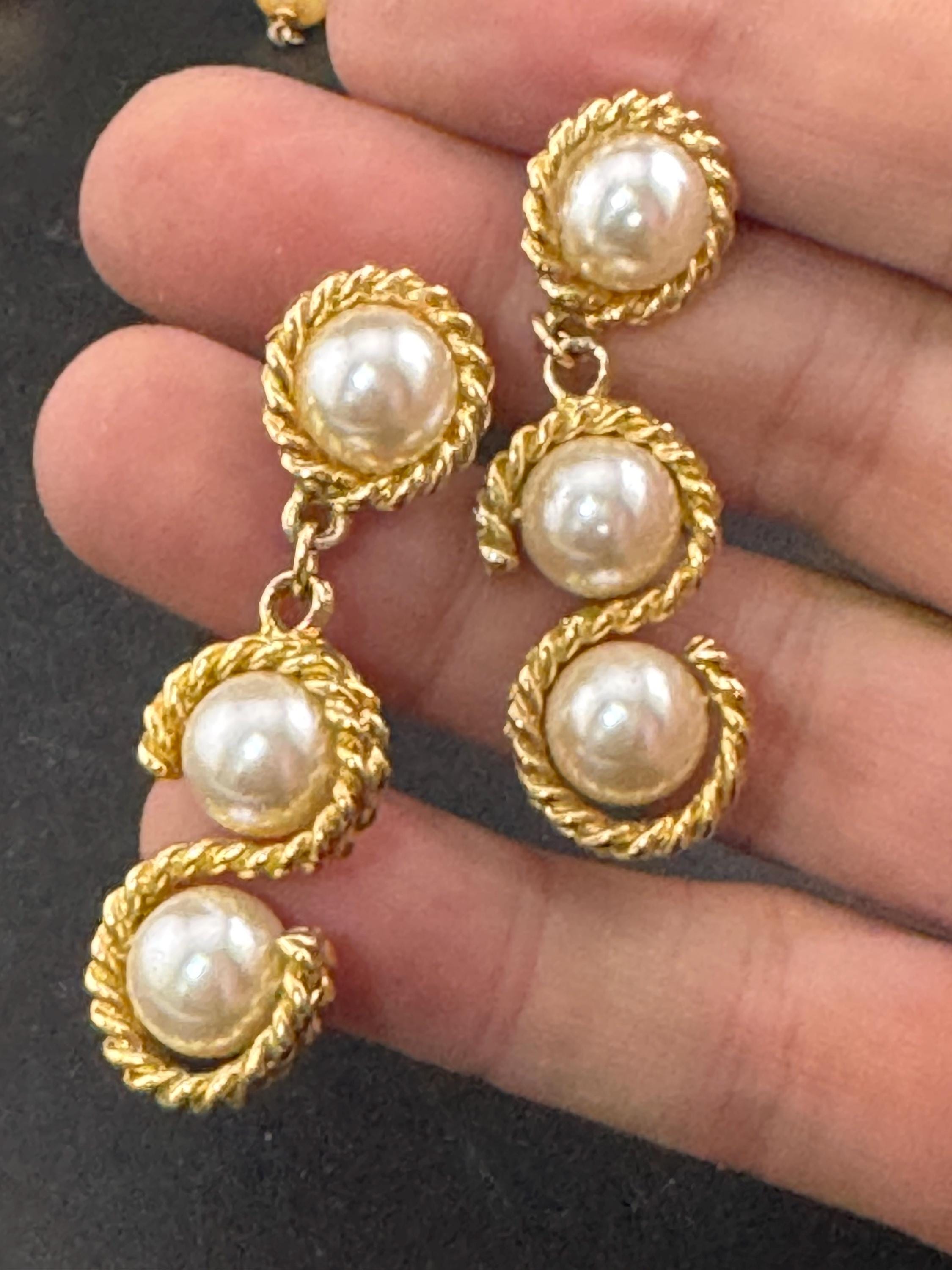 Vintage long gold tone rope edge twist double white pearl cabochon 80s dangly drop earrings for pierced ears