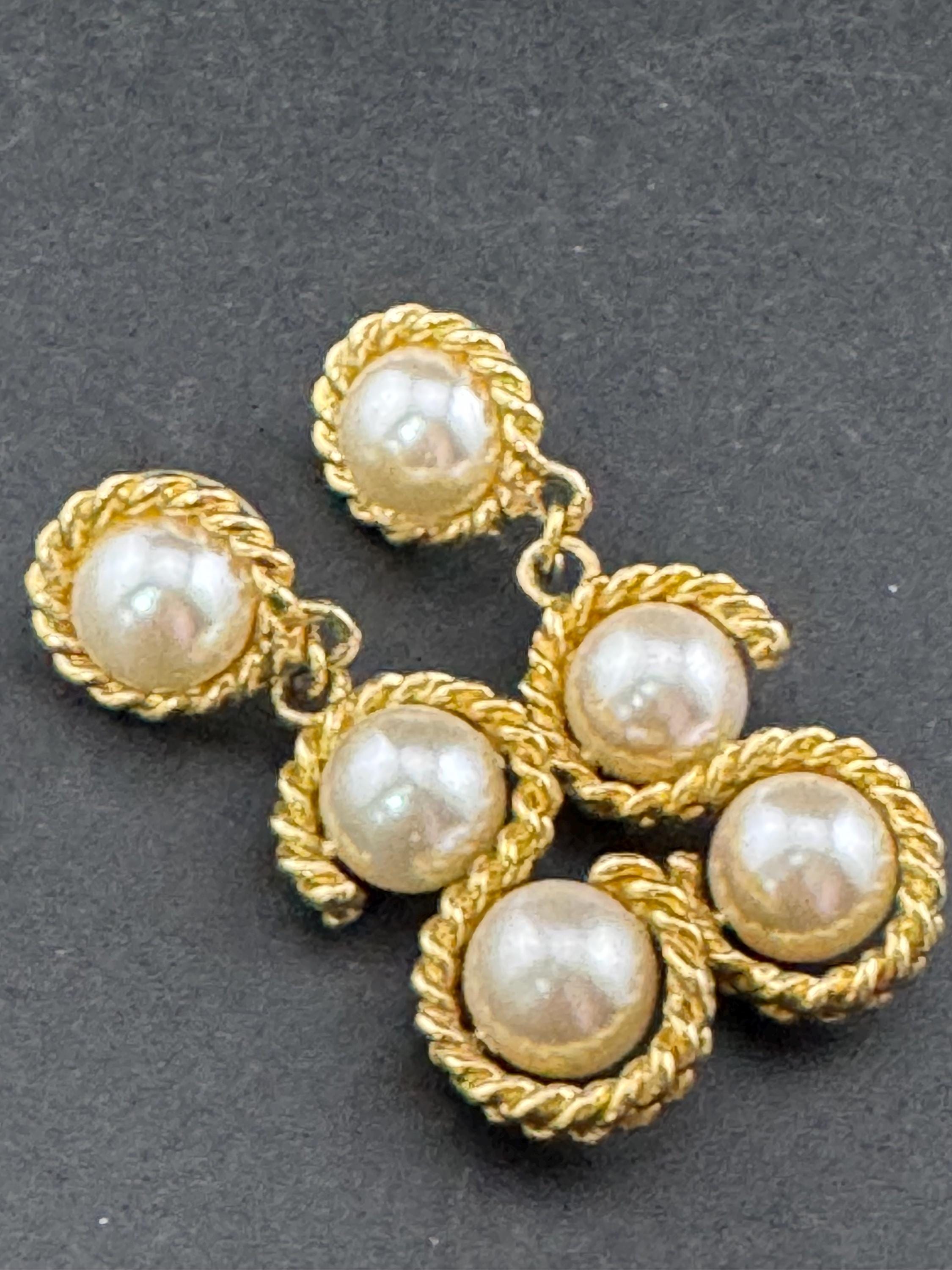 Vintage long gold tone rope edge twist double white pearl cabochon 80s dangly drop earrings for pierced ears