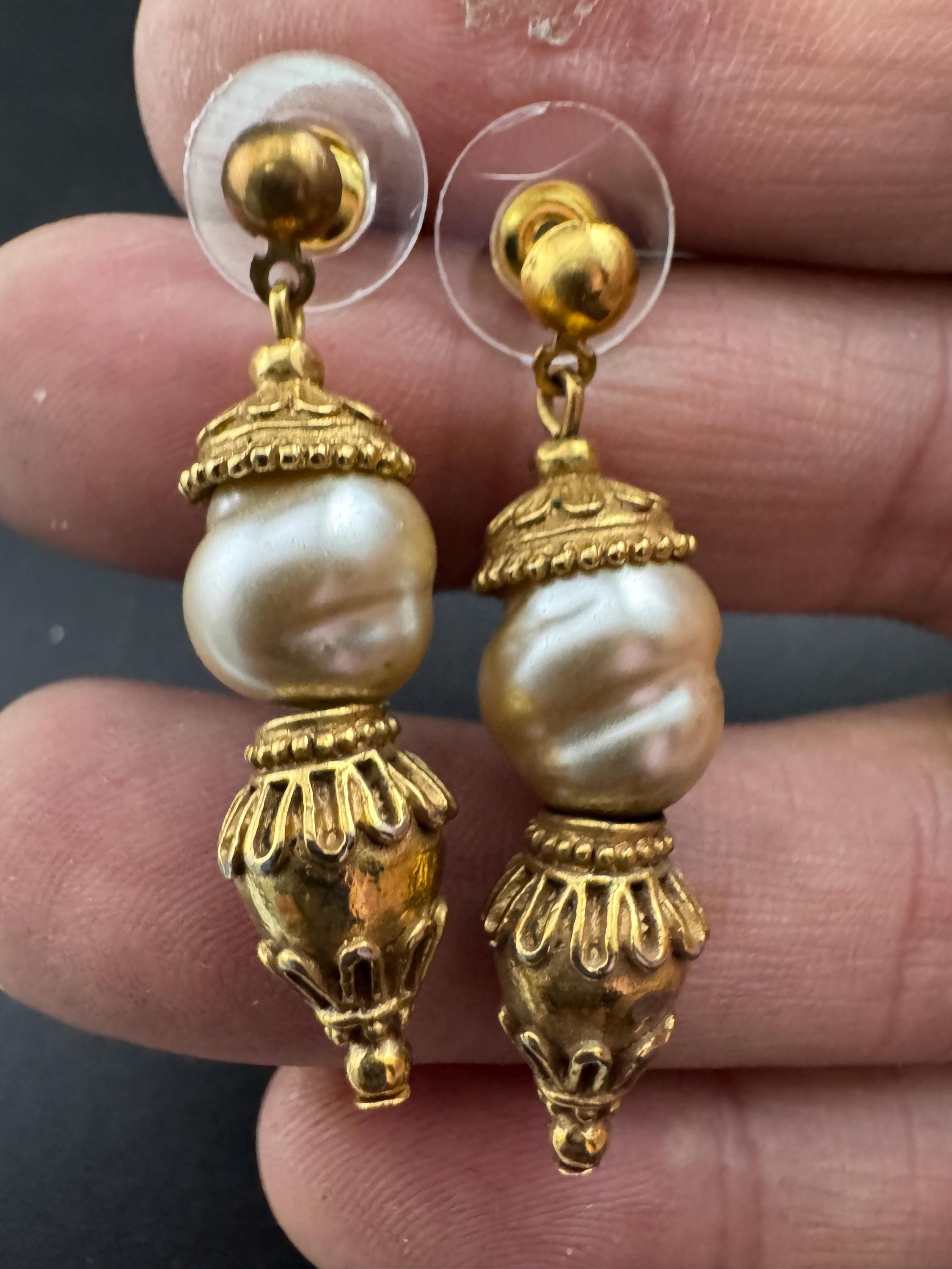 Vintage 4cm long gold tone beaded white pearl dangly drop earrings for pierced ears