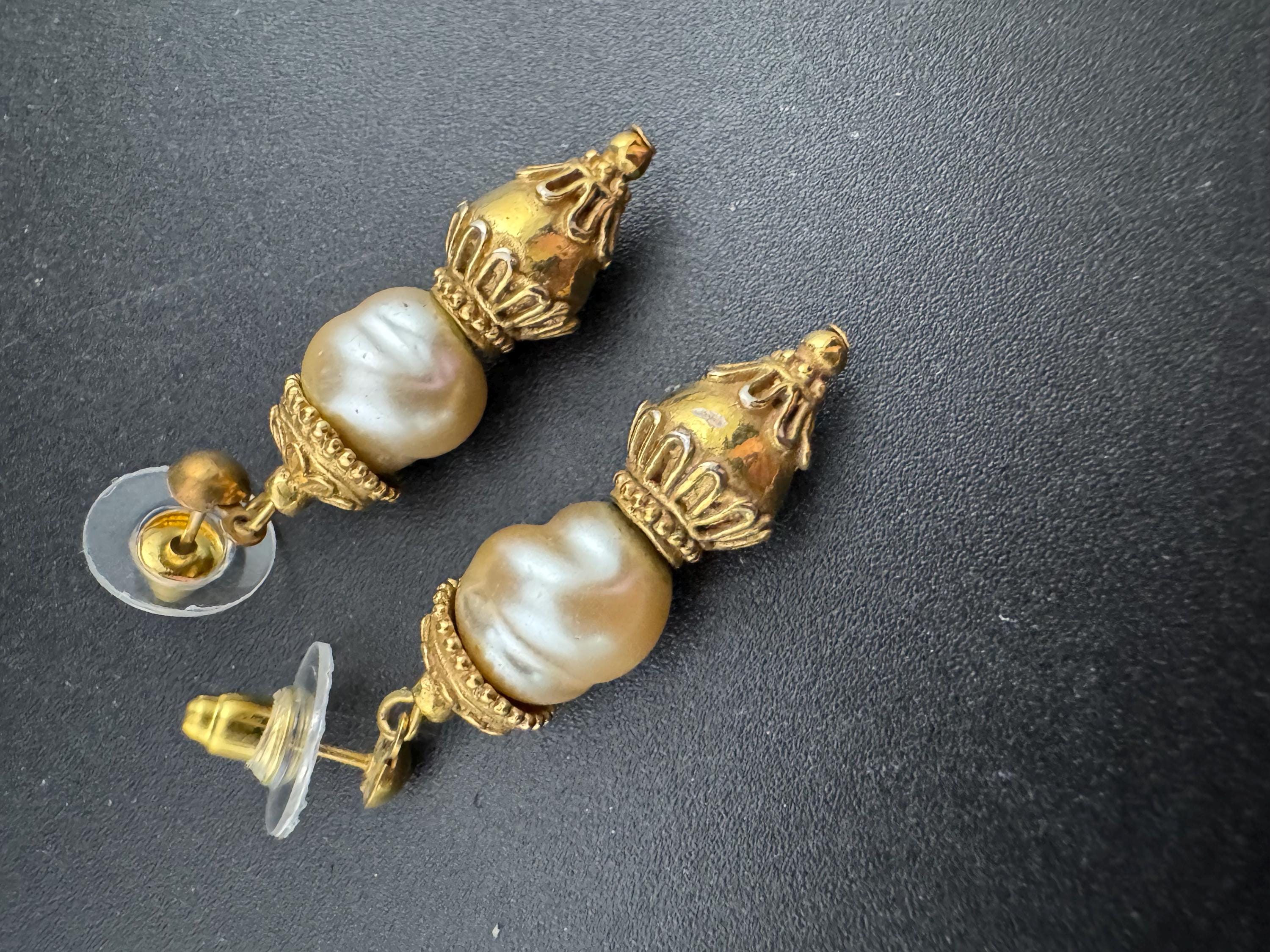 Vintage 4cm long gold tone beaded white pearl dangly drop earrings for pierced ears