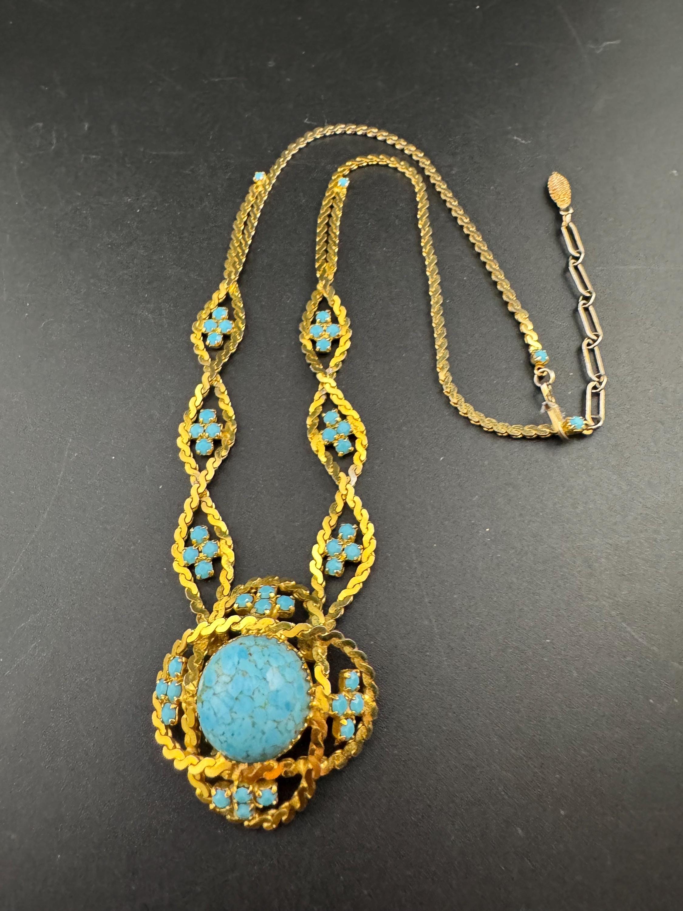 Vintage 1960s Serpentine Lariat Necklace: Gold Tone & Turquoise Cabochon
