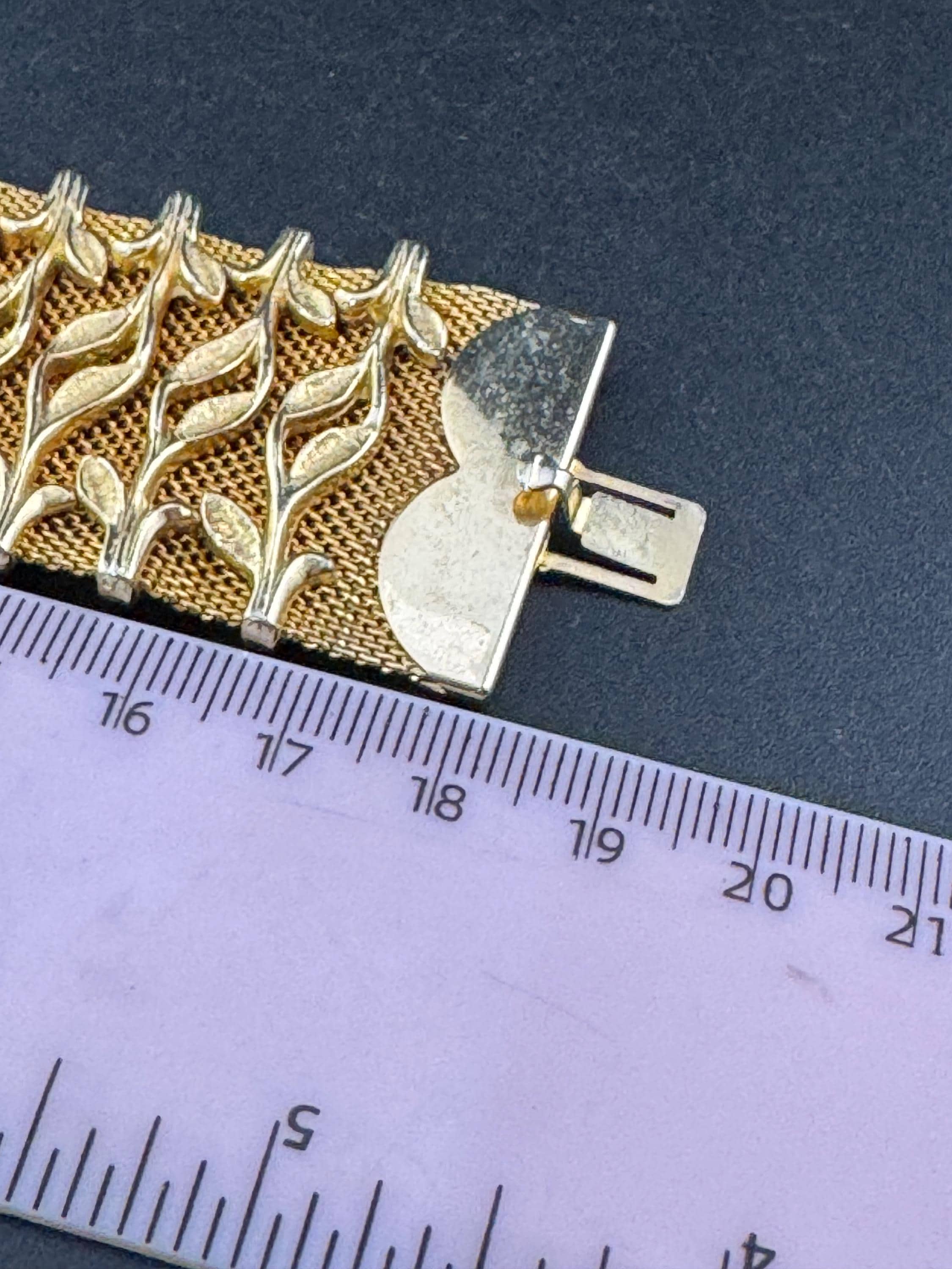 Vintage gold tone 3.5cm wide woven flat articulated Mesh bracelet 18.5cm long with floral detail