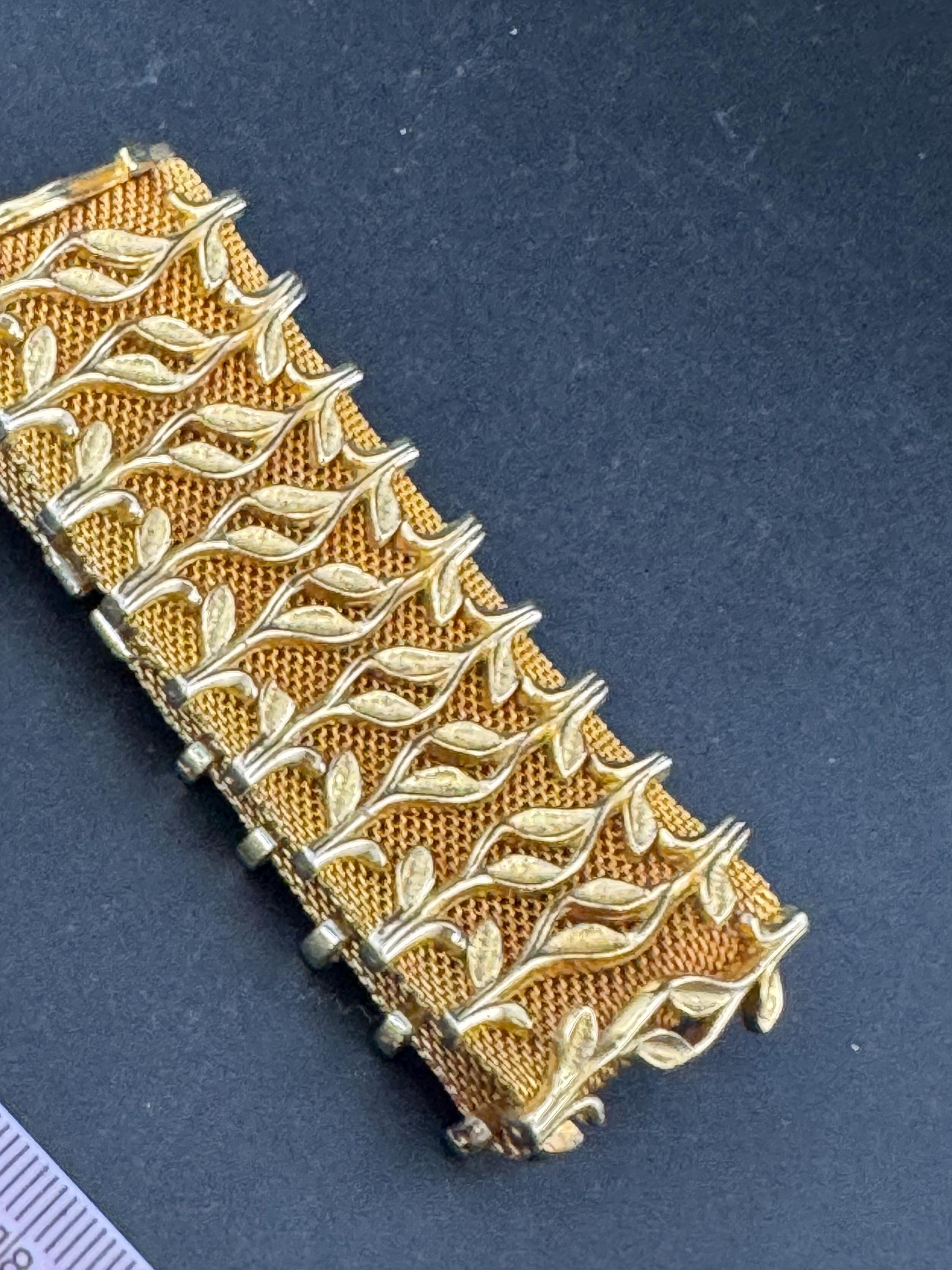 Vintage gold tone 3.5cm wide woven flat articulated Mesh bracelet 18.5cm long with floral detail