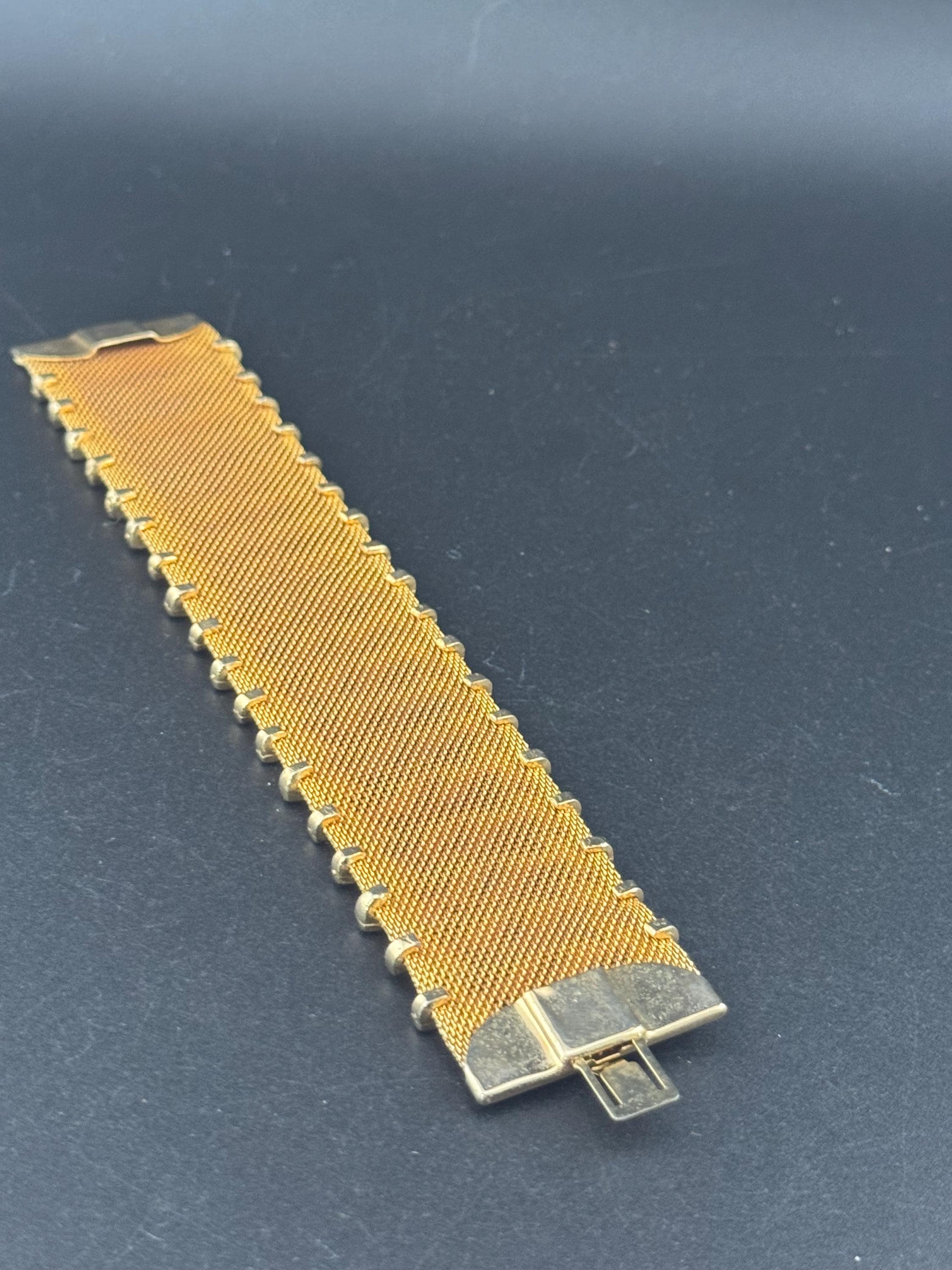 Vintage gold tone 3.5cm wide woven flat articulated Mesh bracelet 18.5cm long with floral detail
