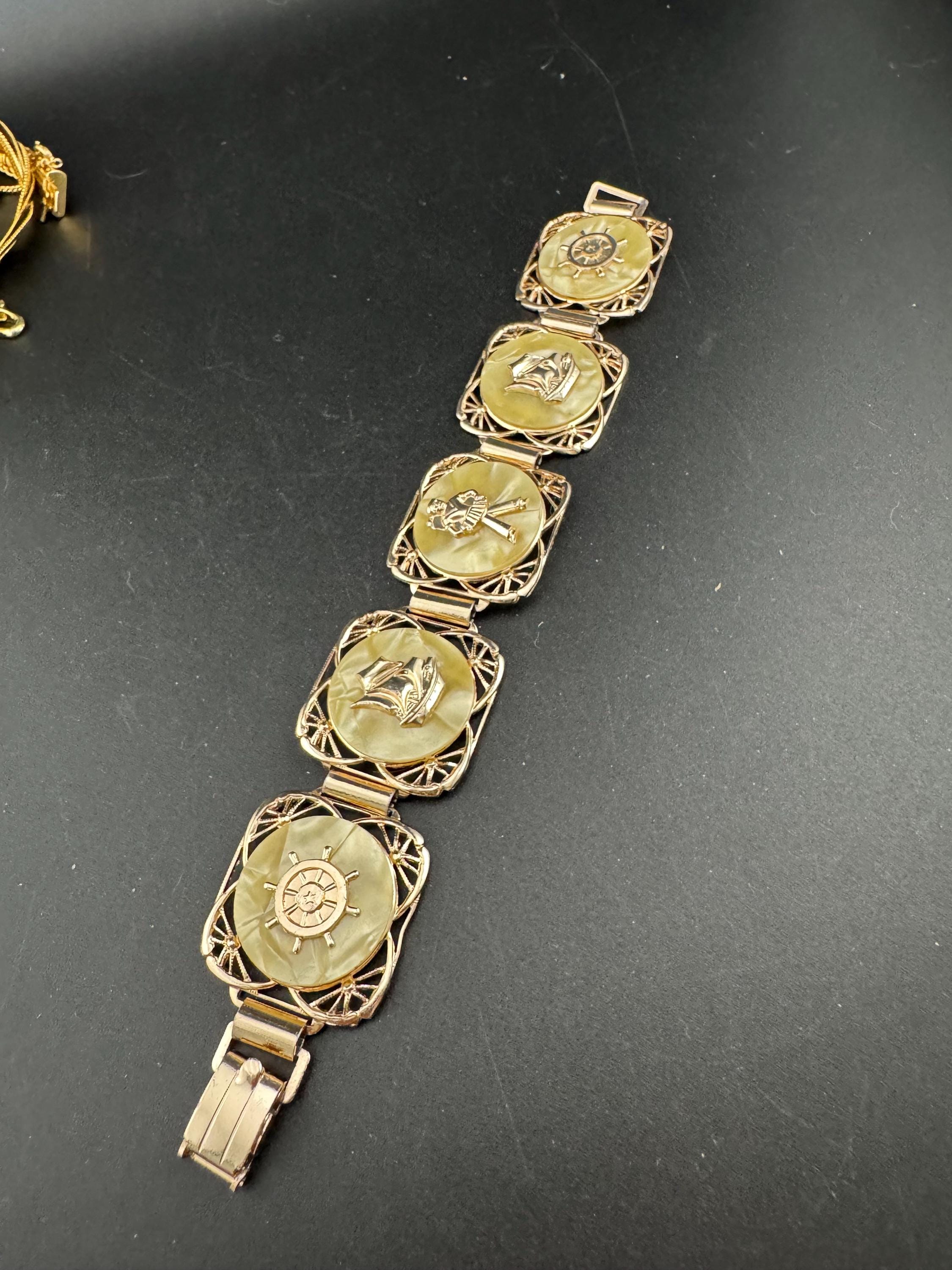 Vintage Nautical Lucite & Faux Pearl Bracelet: Gold Tone Ships Wheel