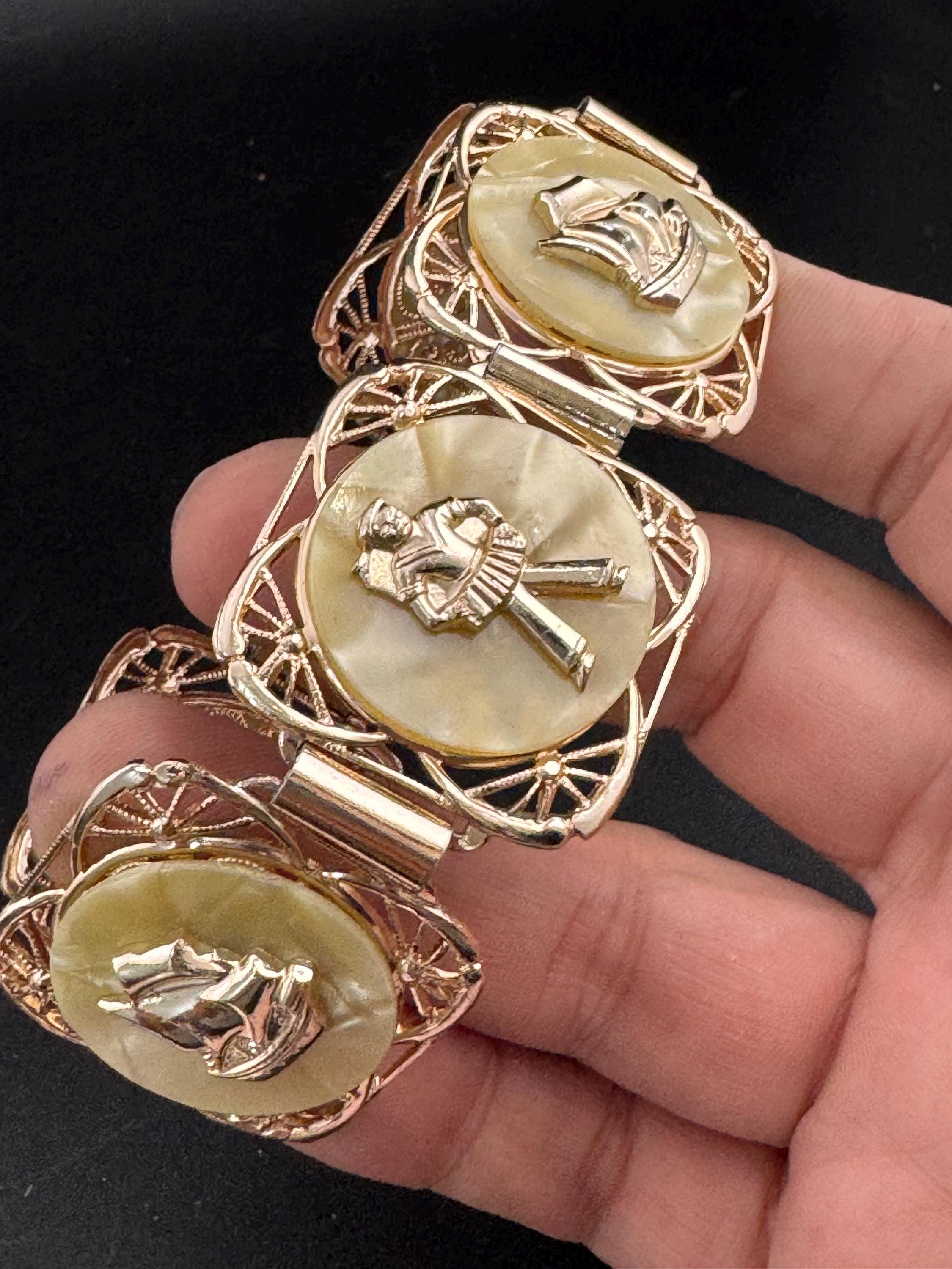 Vintage Nautical Lucite & Faux Pearl Bracelet: Gold Tone Ships Wheel