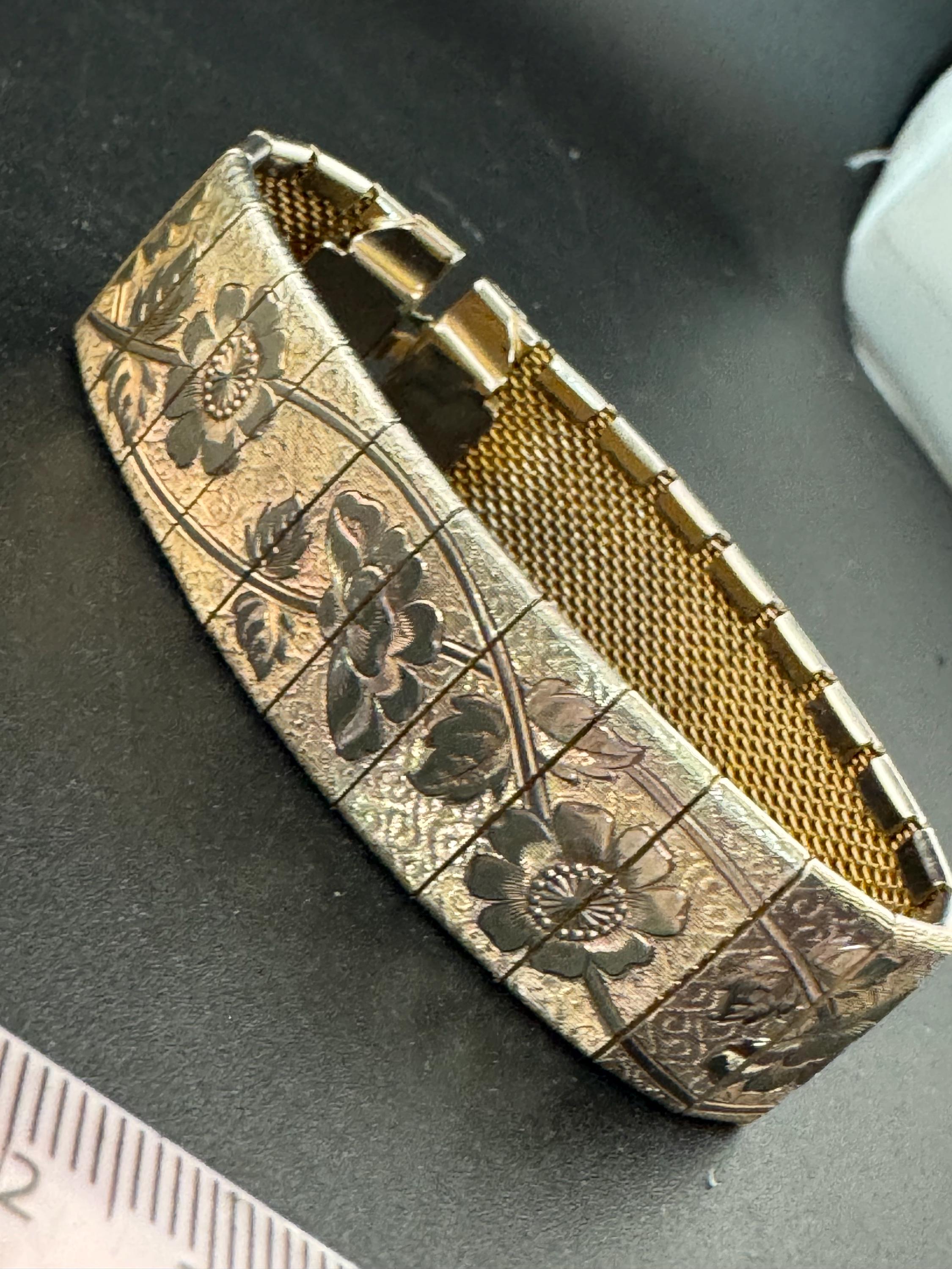 Vintage gold tone 2cm wide woven flat articulated Mesh bracelet engraved with beautiful florals 18.5cm long