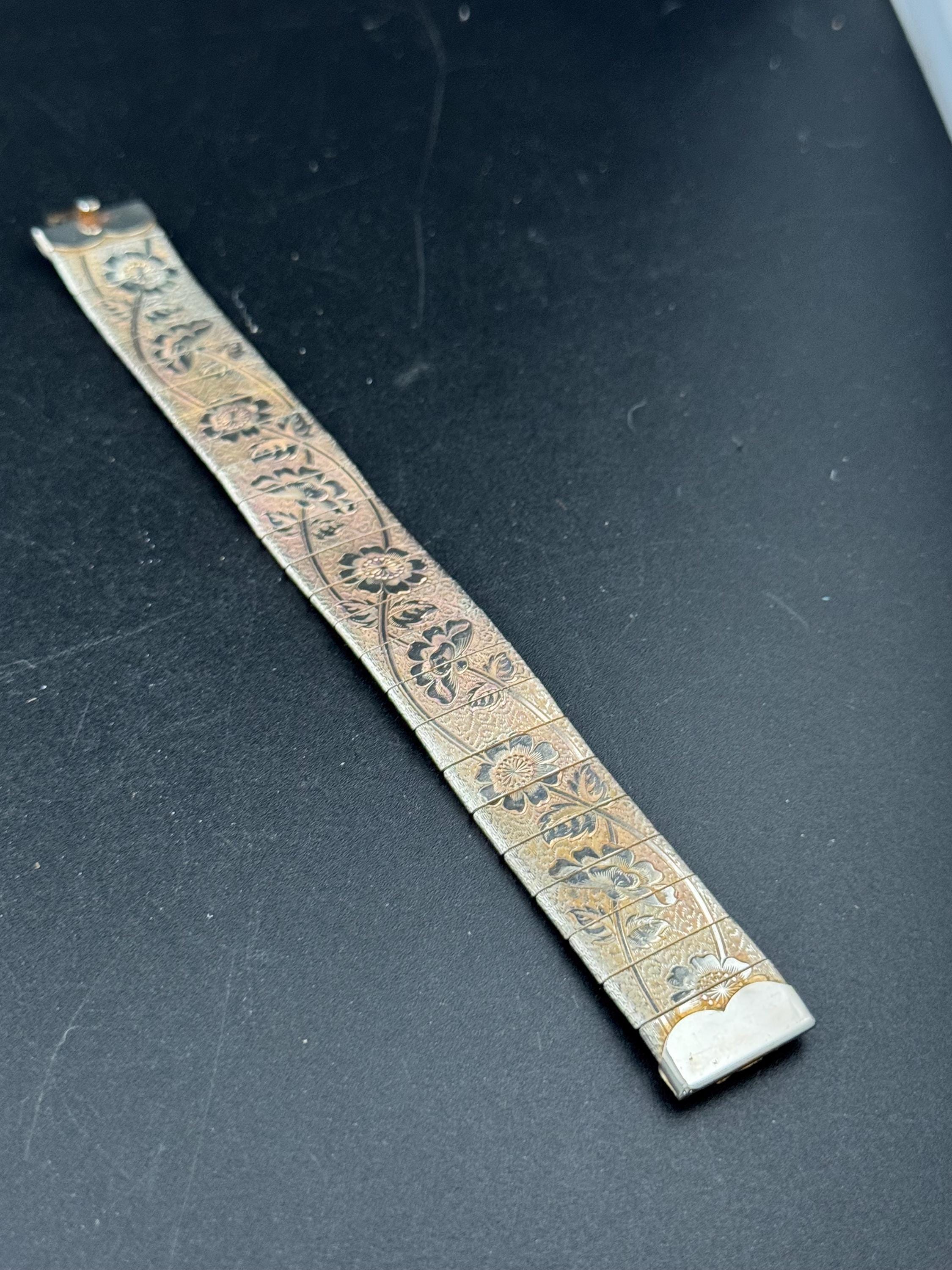 Vintage gold tone 2cm wide woven flat articulated Mesh bracelet engraved with beautiful florals 18.5cm long