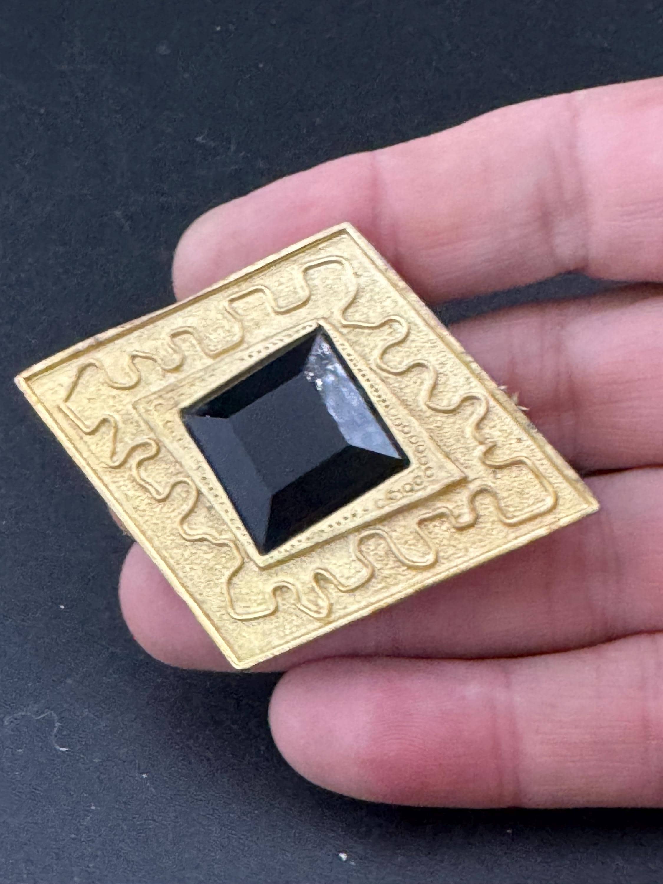 vintage 6cm Matt gold tone geometric black faux crystal cabochon stylish brooch