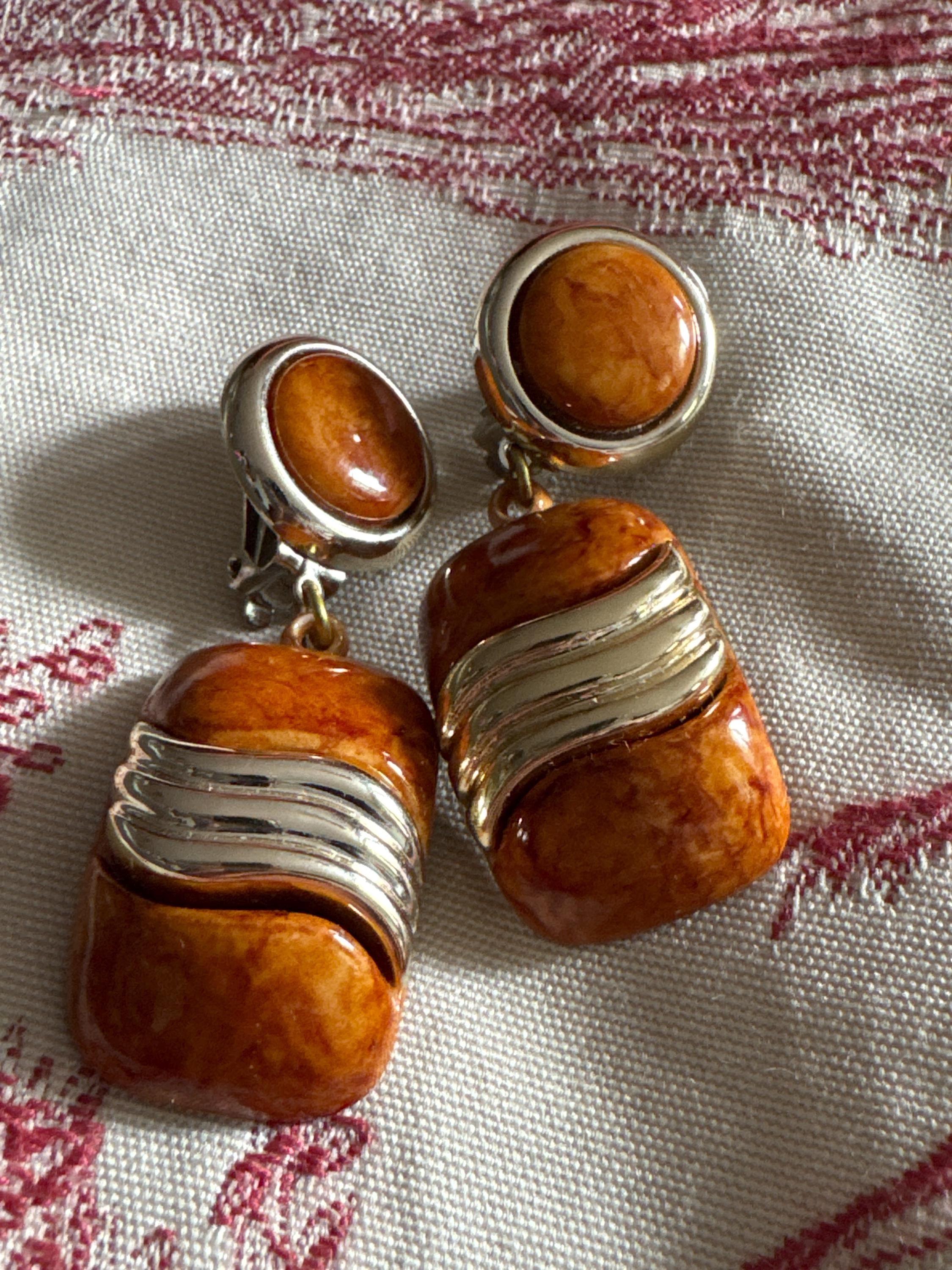 Vintage plastic oversized gold tone brown tan clip on dangly drop earrings lightweight 5cm
