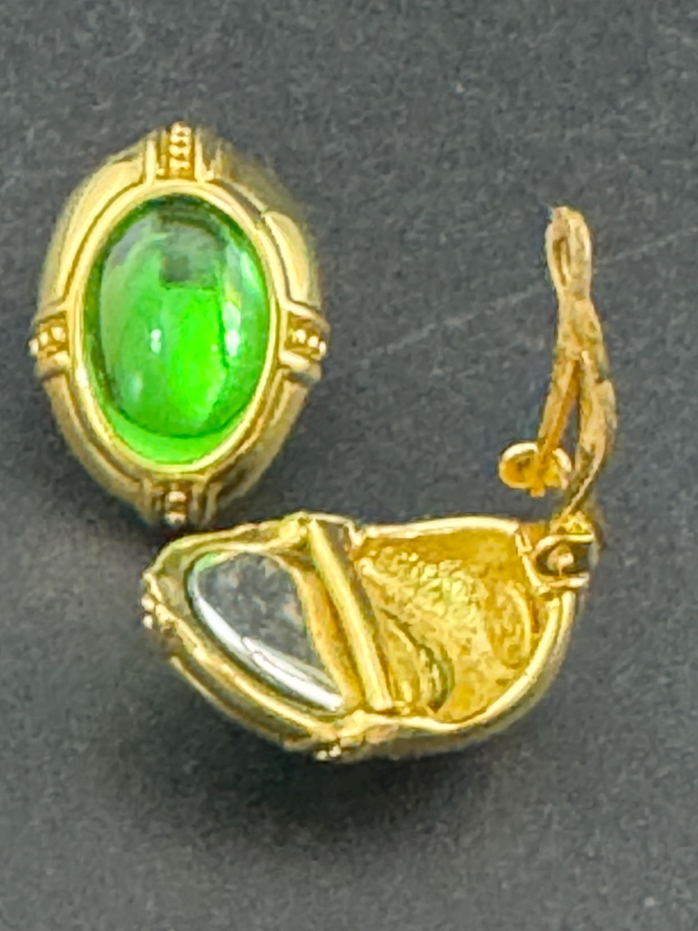 Signed Joan rivers bright green glass cabochon gold plated oval clip on earrings