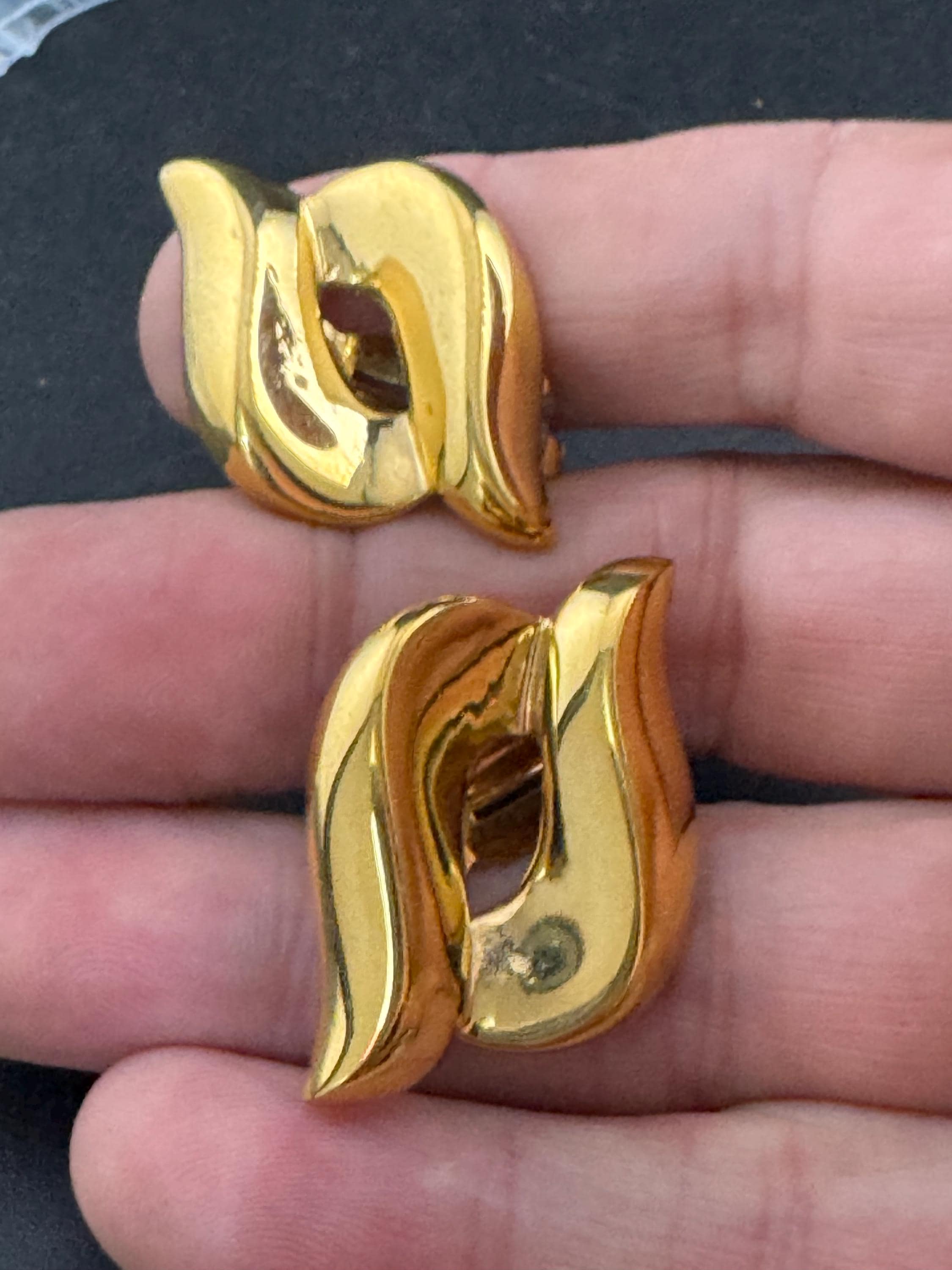 Large 3cm abstract clip on earrings, oversized Vintage gold tone swirls