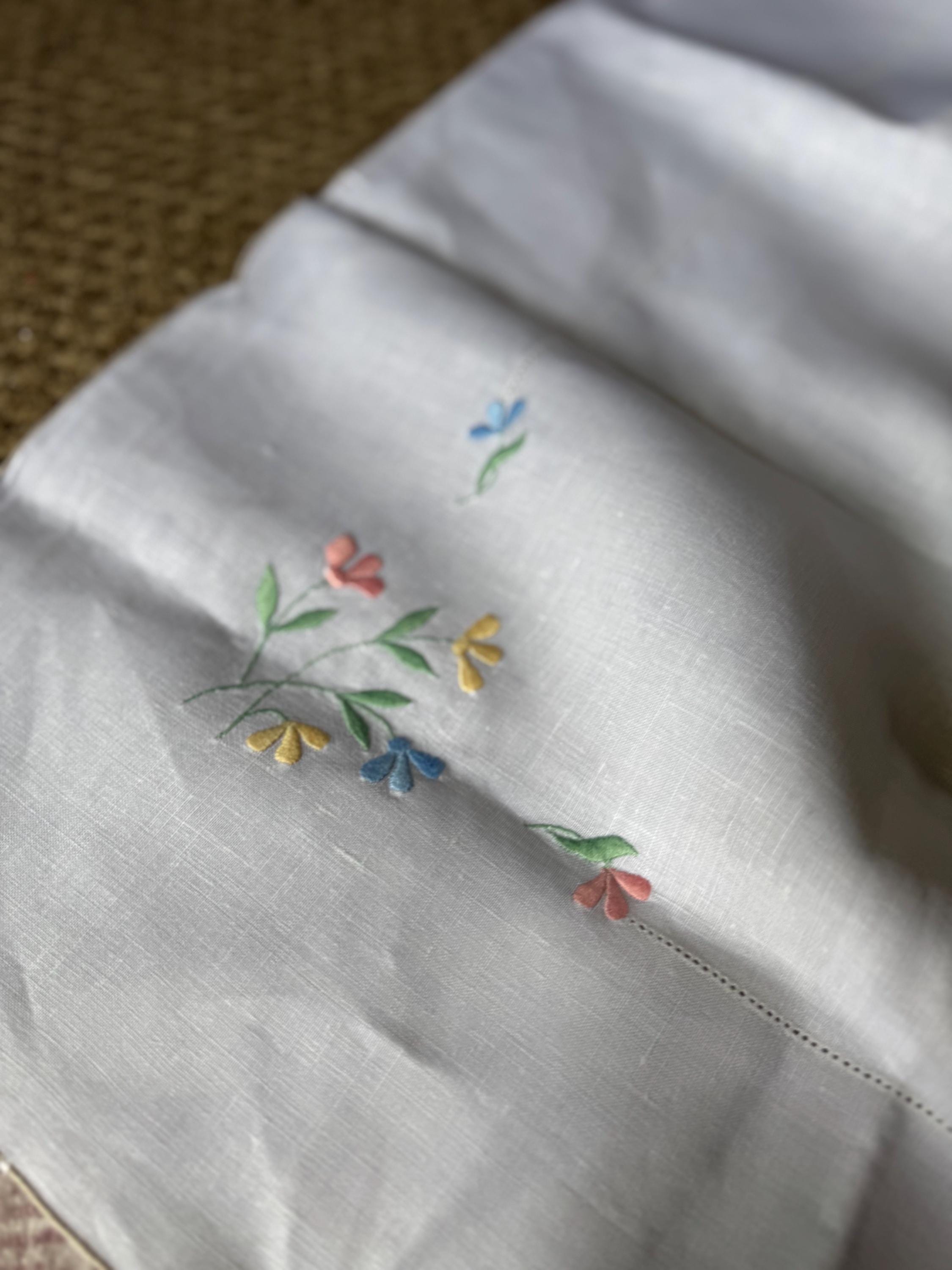 Vintage Embroidered Floral Tablecloth: Mid-Century Pastel Linen (105 x 108cm)