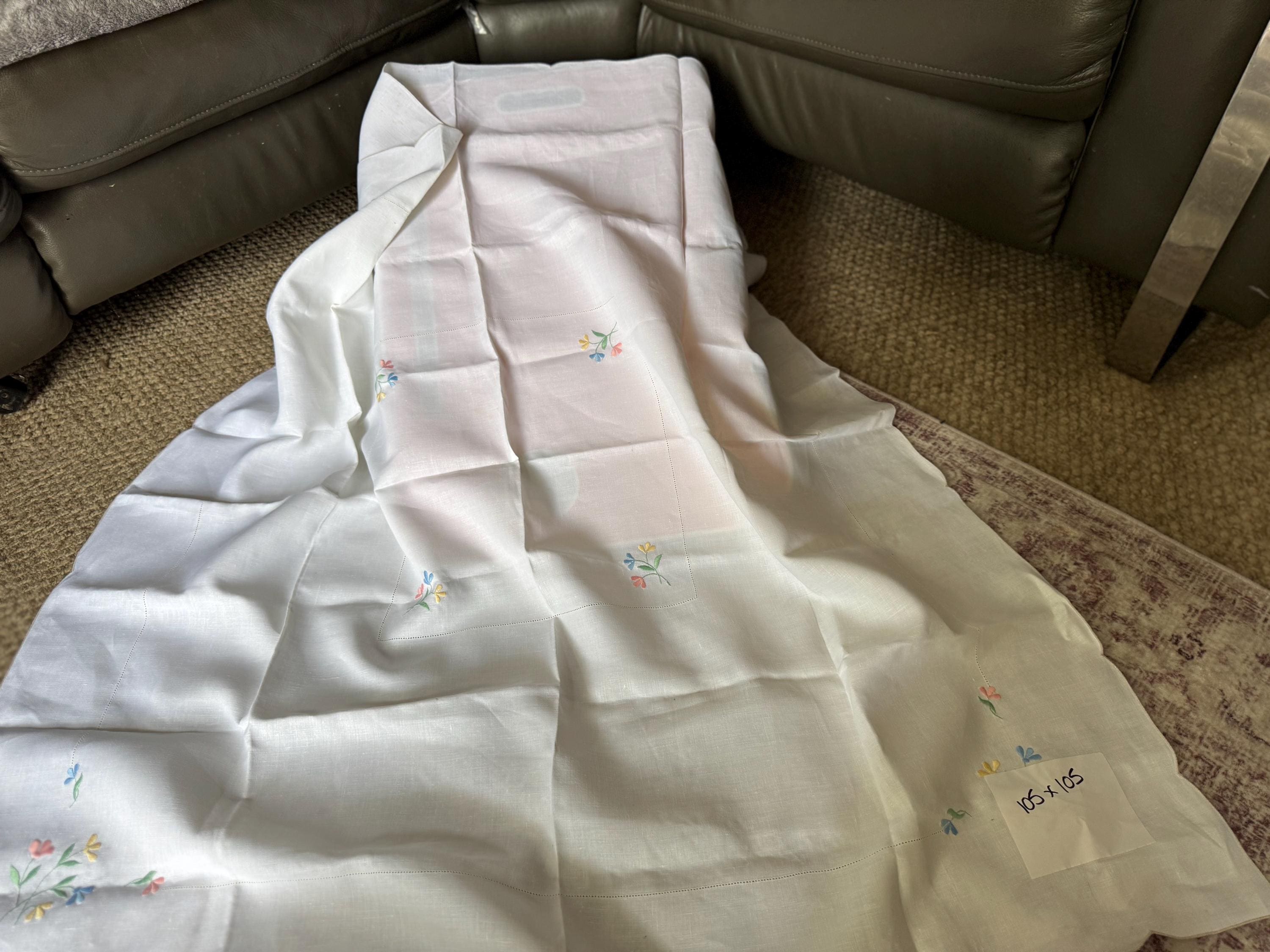 Vintage Embroidered Floral Tablecloth: Mid-Century Pastel Linen (105 x 108cm)