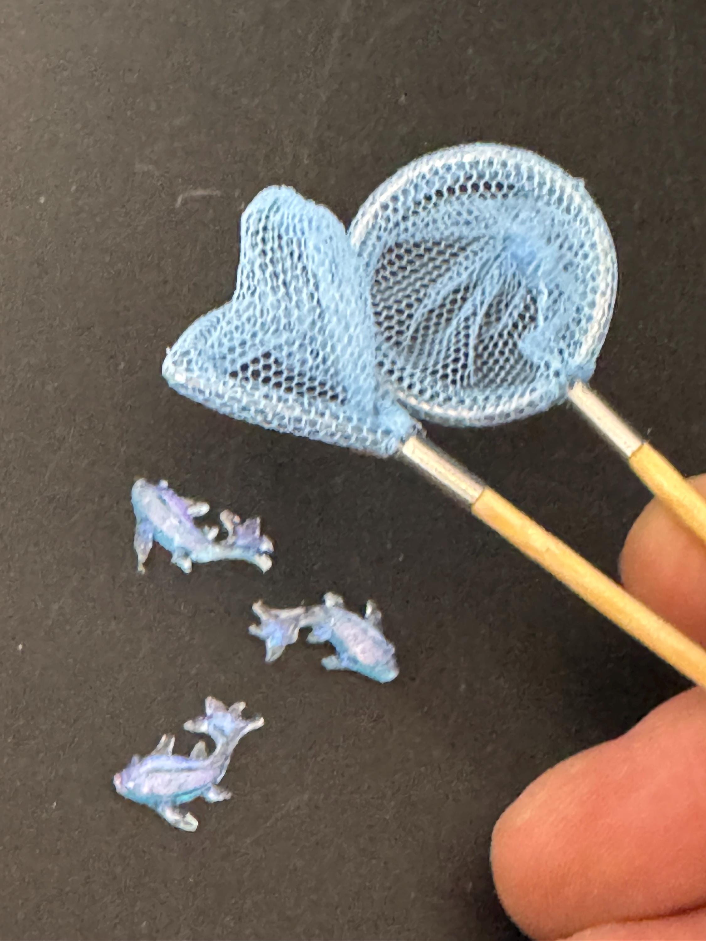 12cm Pair of miniature fishing nets and 3 fish, ideal seaside scenery, cake topper decoration nautical theme