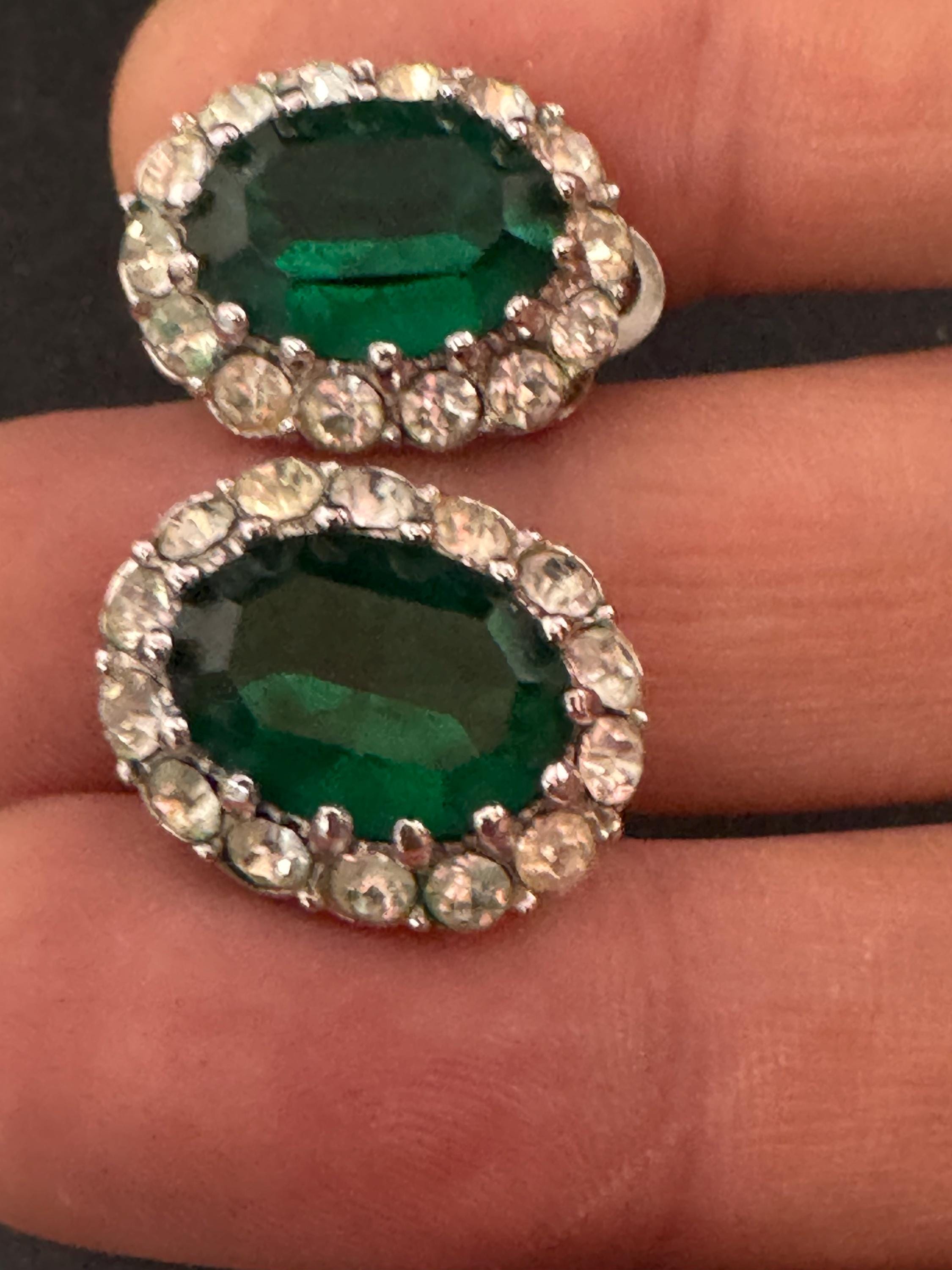 Vintage 2cm dainty silver tone emerald green oval diamanté clip on earrings
