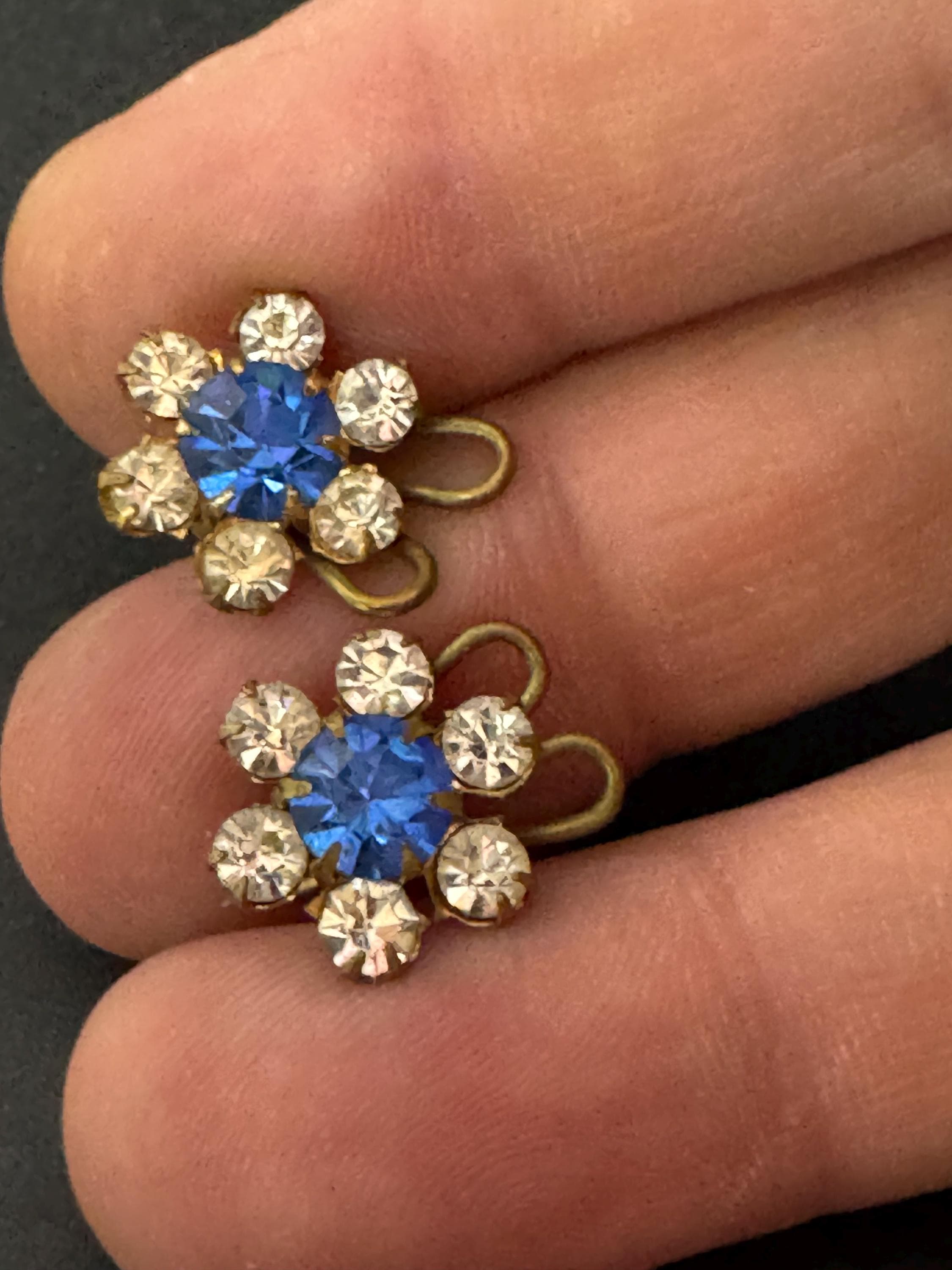 vintage small dainty gold tone sapphire blue and clear diamante stud clip on earrings