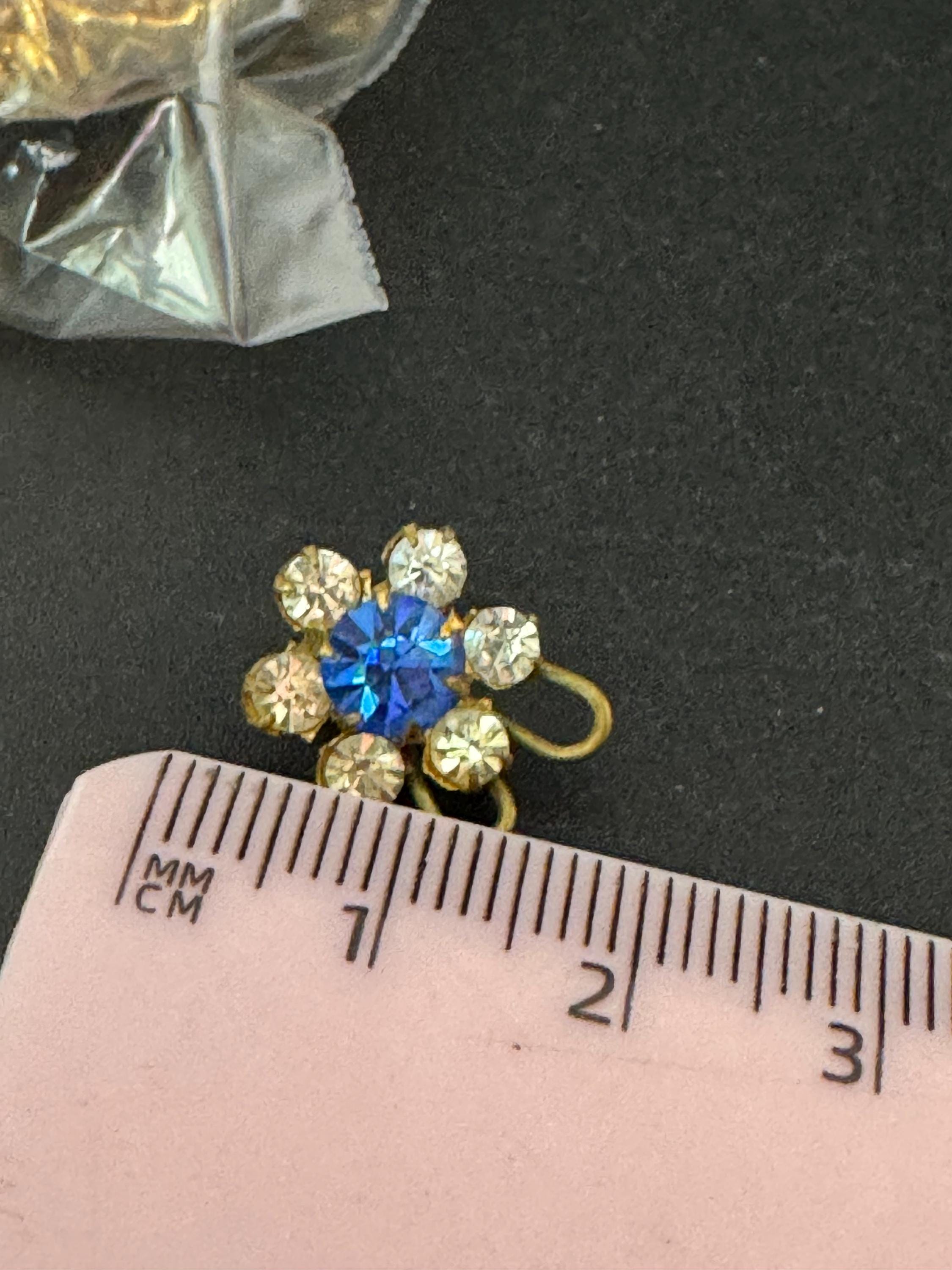 vintage small dainty gold tone sapphire blue and clear diamante stud clip on earrings