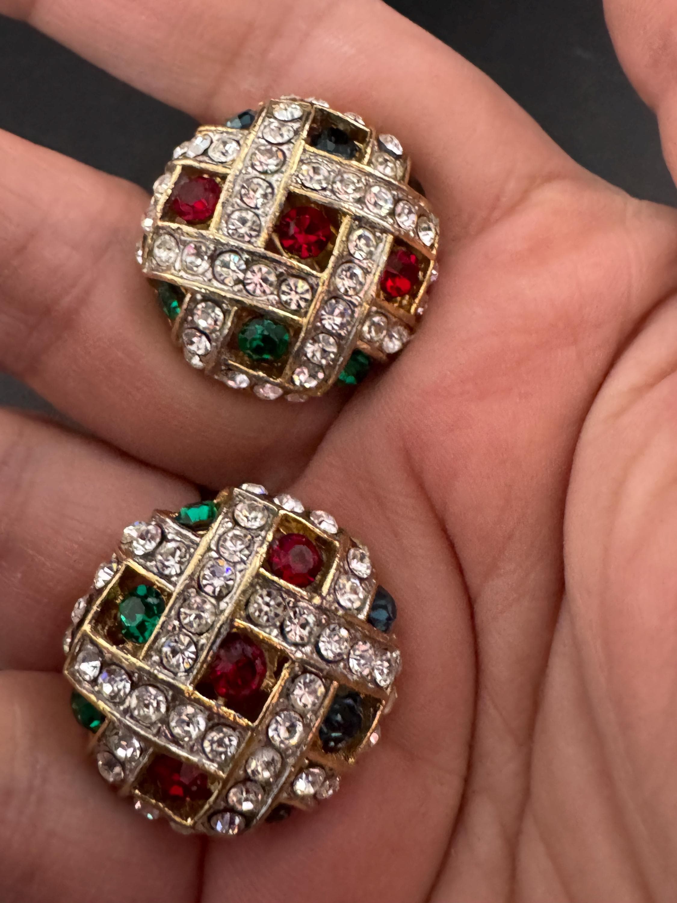 Vintage 1980s gripoix style red green blue rhinestone set round domed clear glass clip on earrings