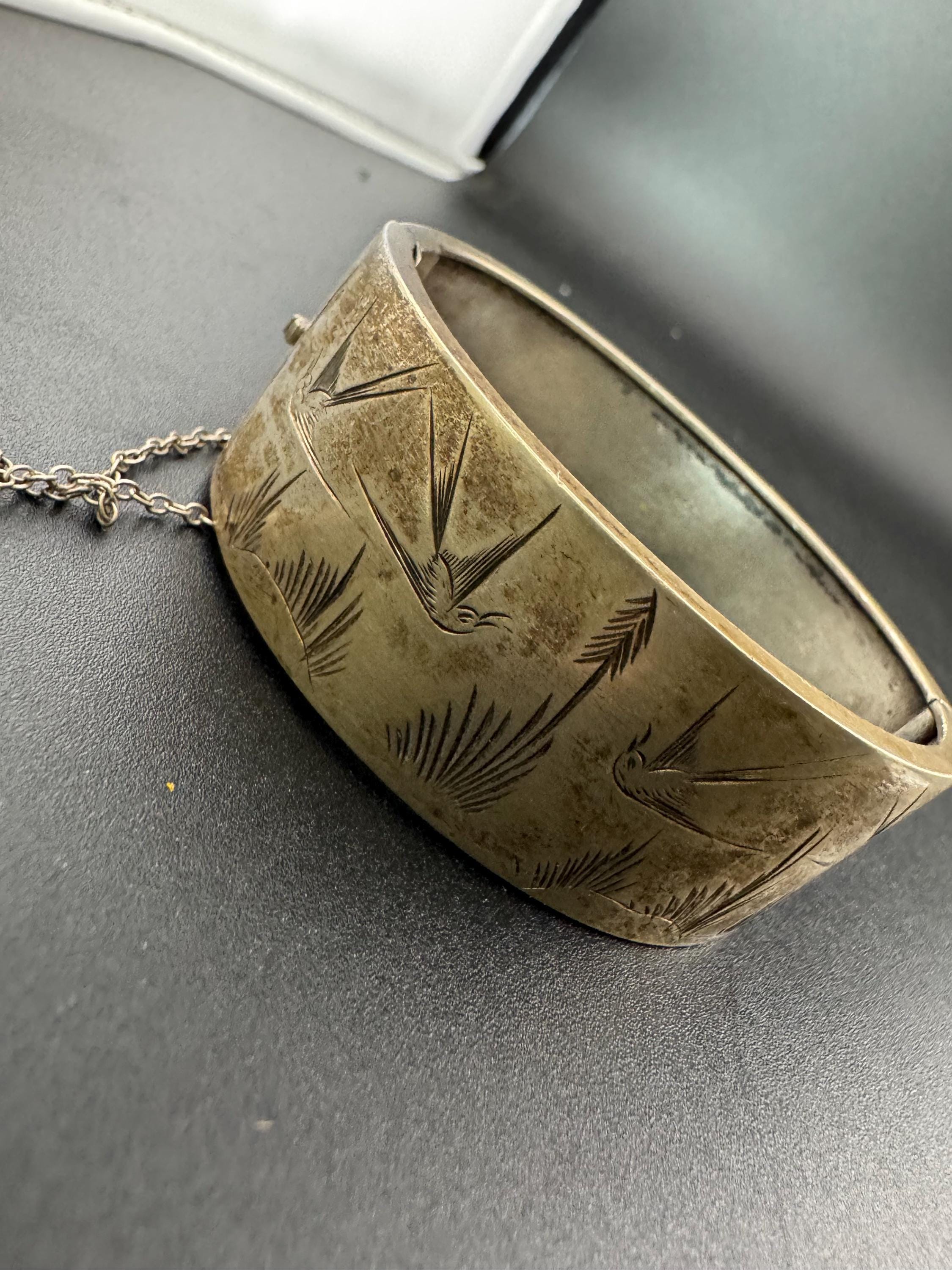 Antique 500 grade silver white metal silver wide clamper Cuff Bangle Bracelet 25 grams aesthetic bird design with safety chain