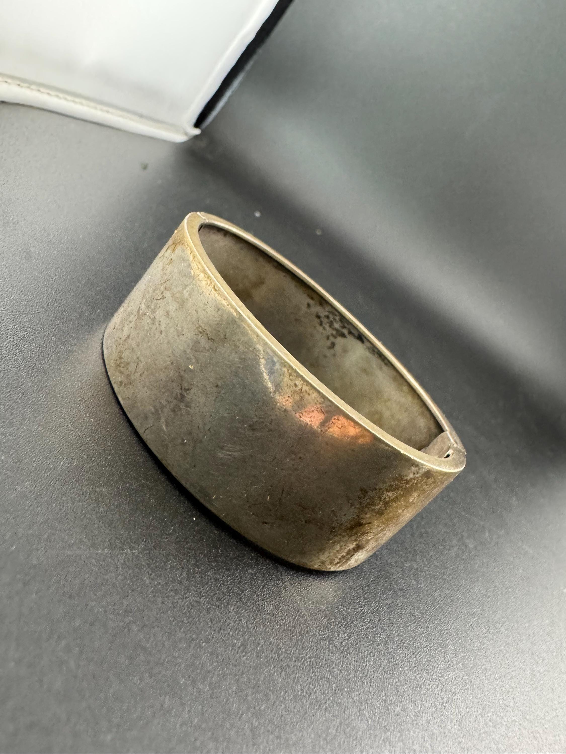 Antique 500 grade silver white metal silver wide clamper Cuff Bangle Bracelet 25 grams aesthetic bird design with safety chain