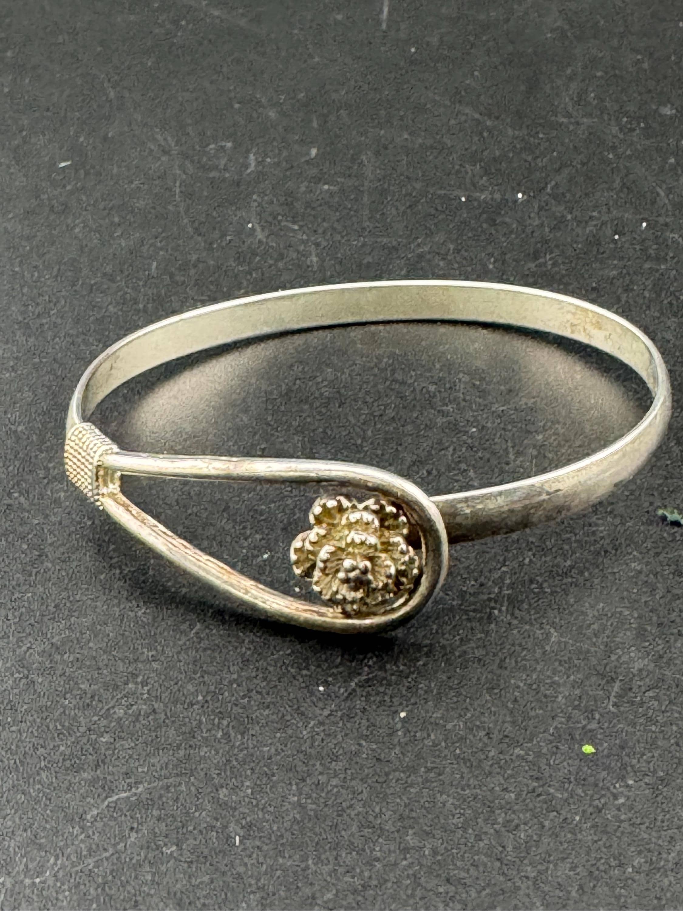 Vintage brutalist style flower head silver hook link bangle bracelet 12.4grams