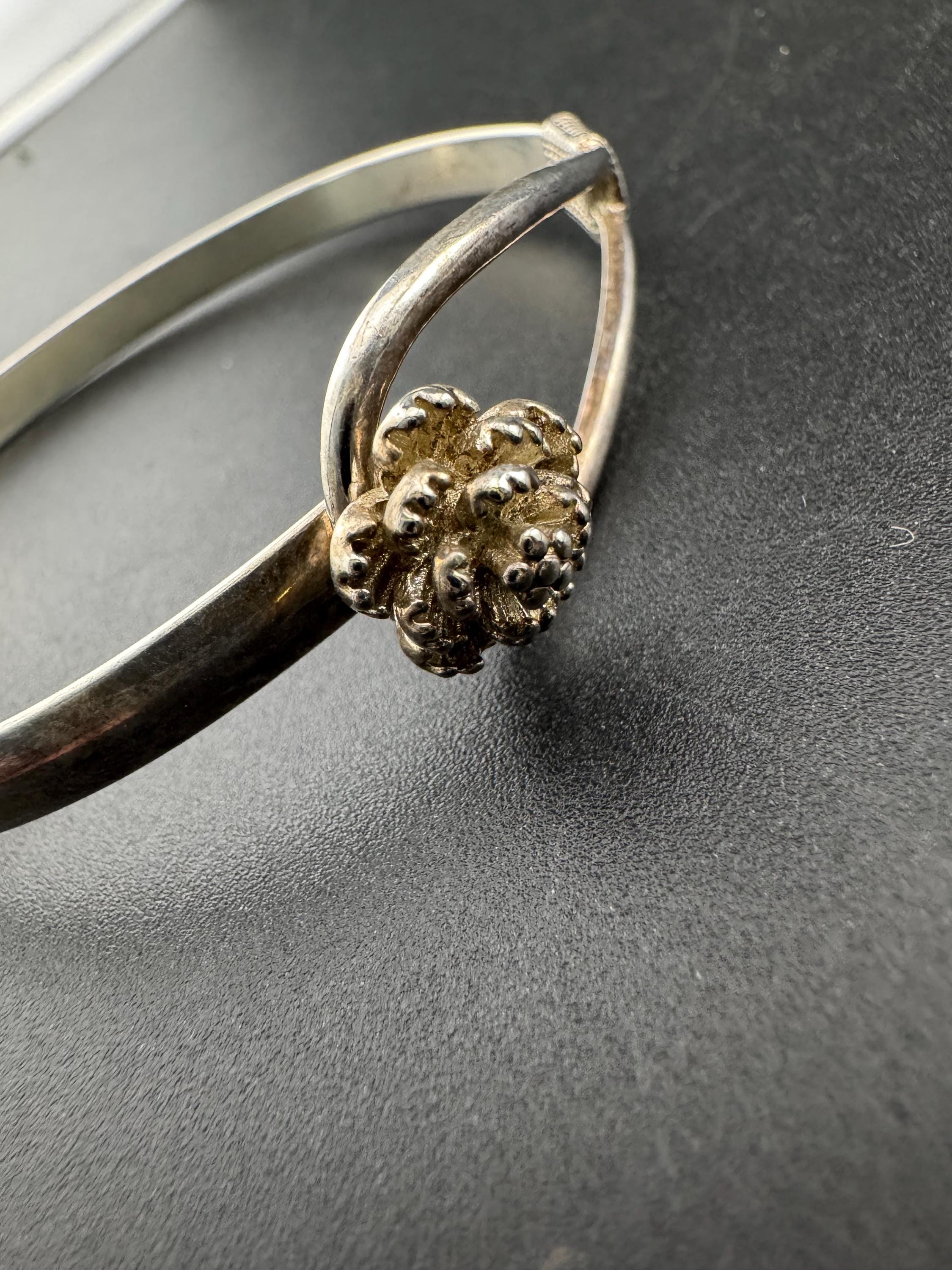 Vintage brutalist style flower head silver hook link bangle bracelet 12.4grams