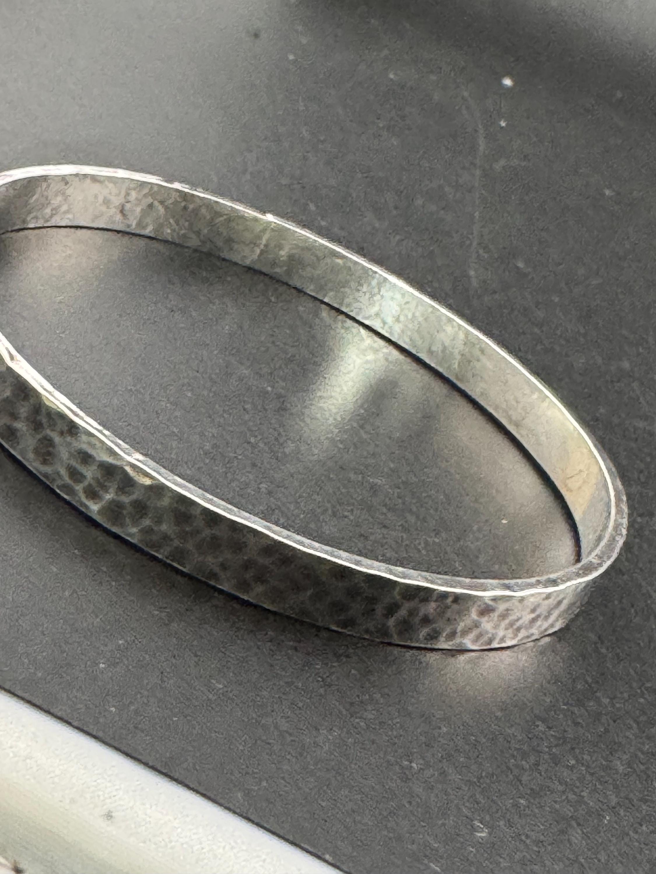 Vintage plain white metal slim thin modernist brutalist planished bangle 22.1 grams 6.5cm inner diameter, handmade acid tested silver