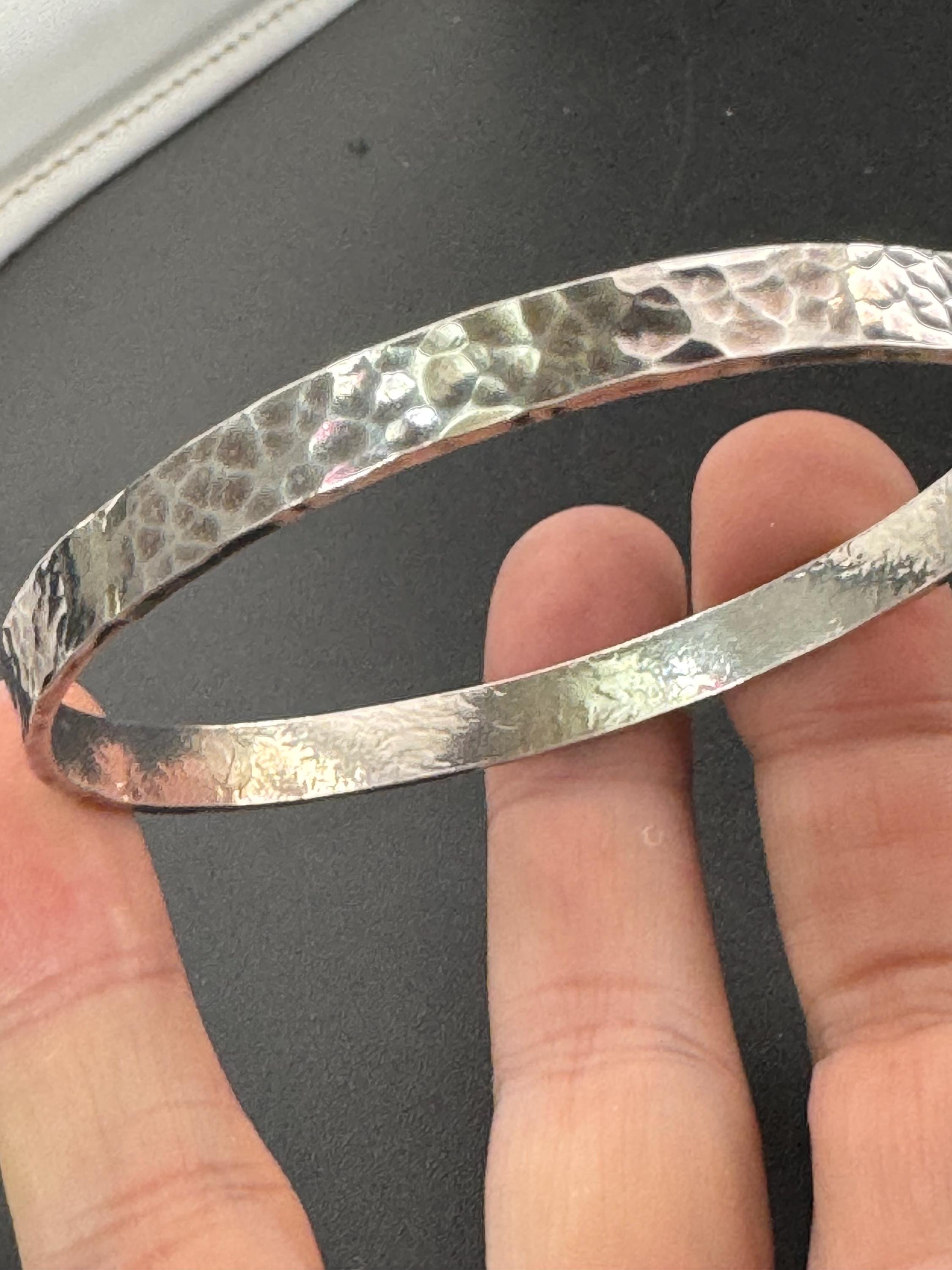 Vintage plain white metal slim thin modernist brutalist planished bangle 22.1 grams 6.5cm inner diameter, handmade acid tested silver
